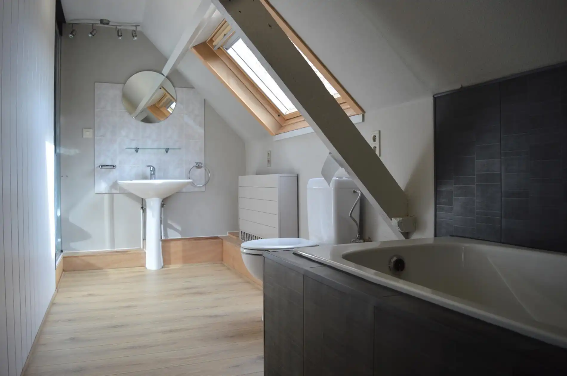 Verzorgde rijwoning dichtbij het centrum van Heule foto 10