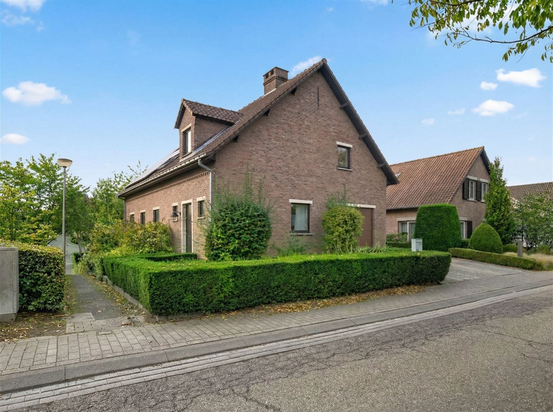 Huis met 4 slpks, 2 badk., tuin en garage foto 27