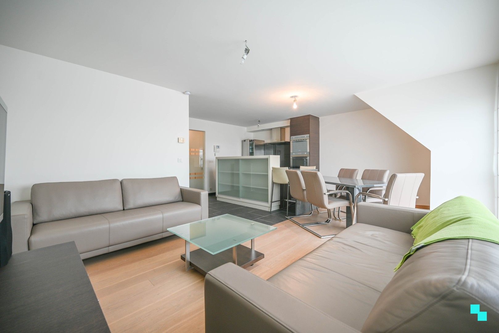 Uiterst kwalitatief tweeslaapkamerappartement met garagebox foto {{pictureIndex}}