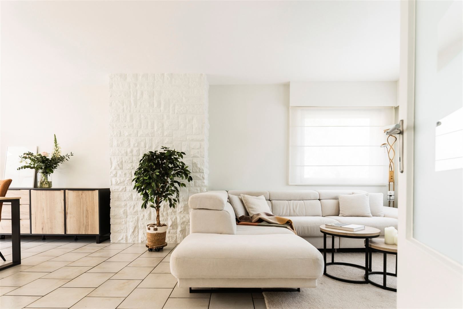Instapklare woning met zeer grote garage en oprit foto 2