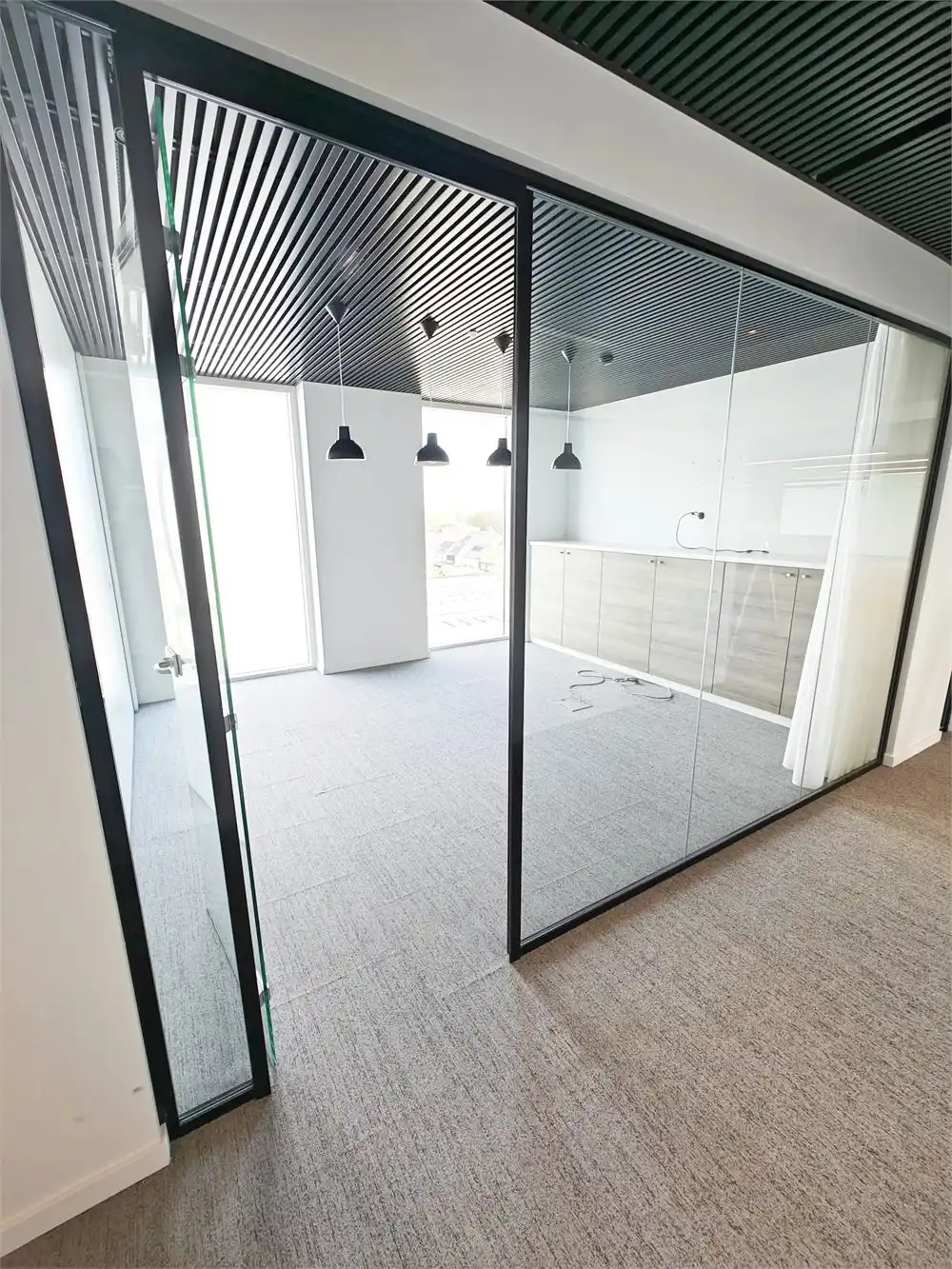 RECENTE KANTOREN INCL. 9 PARKINGS NAAST E40 foto 8