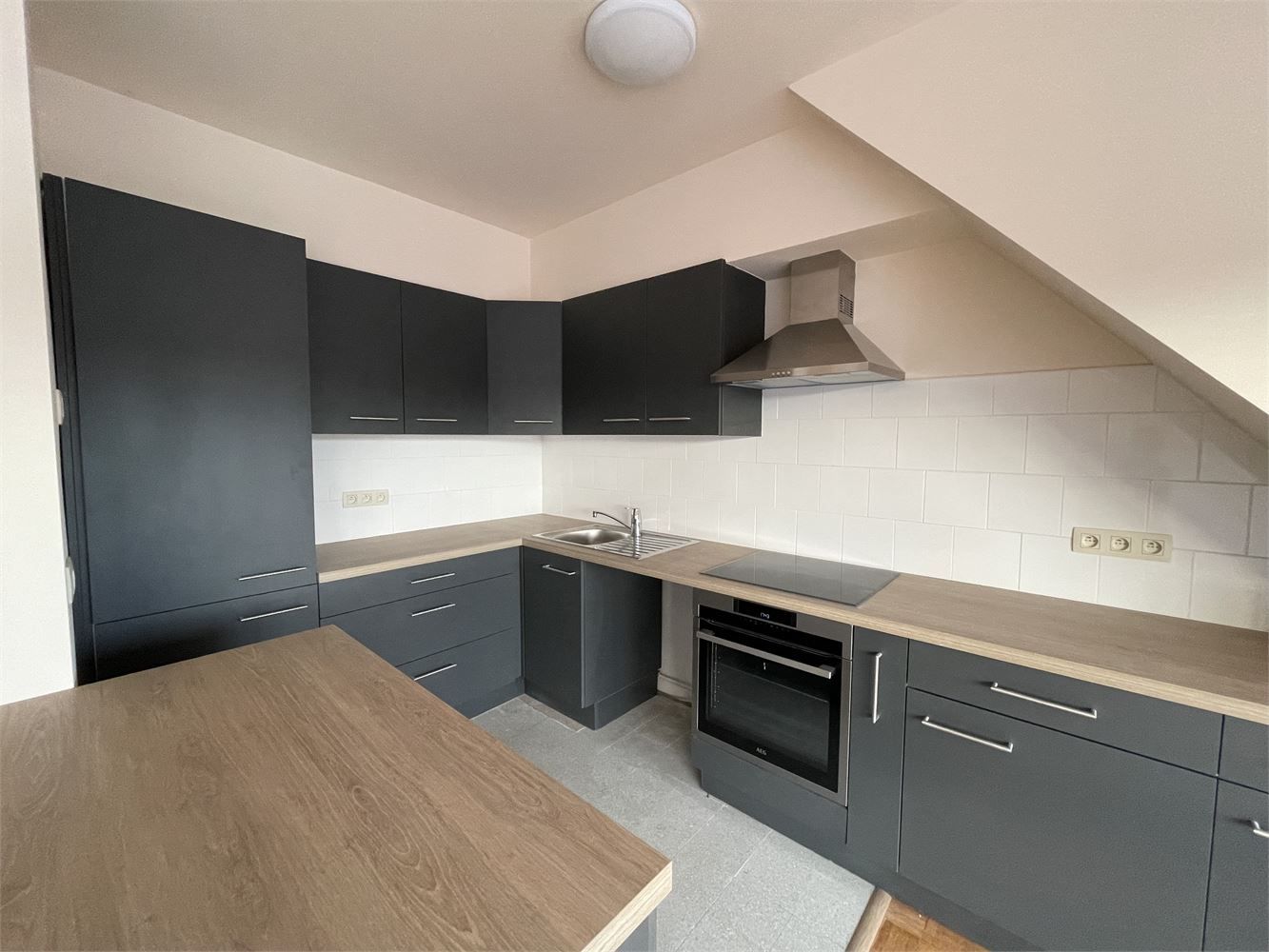 Gerenoveerd appartement met 2 slaapkamers en autostaanplaats foto 3