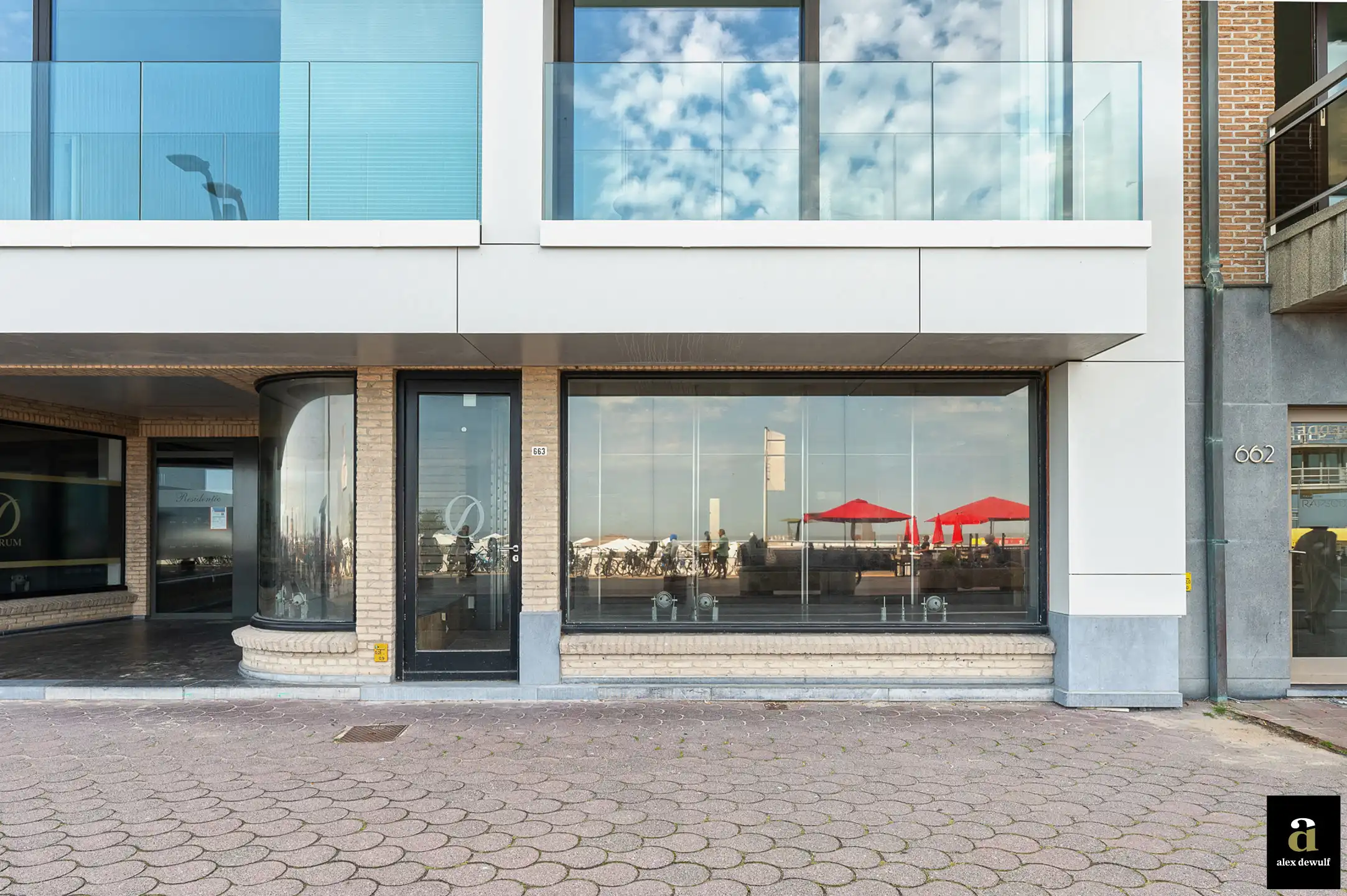 Instapklaar handelspand met topligging in Knokke foto {{pictureIndex}}