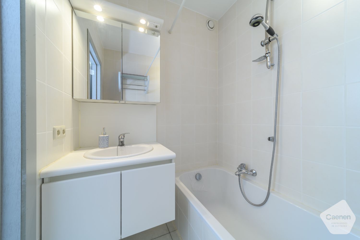 Instapklaar 1-slaapkamerappartement met terras nabij zee en centrum foto 11