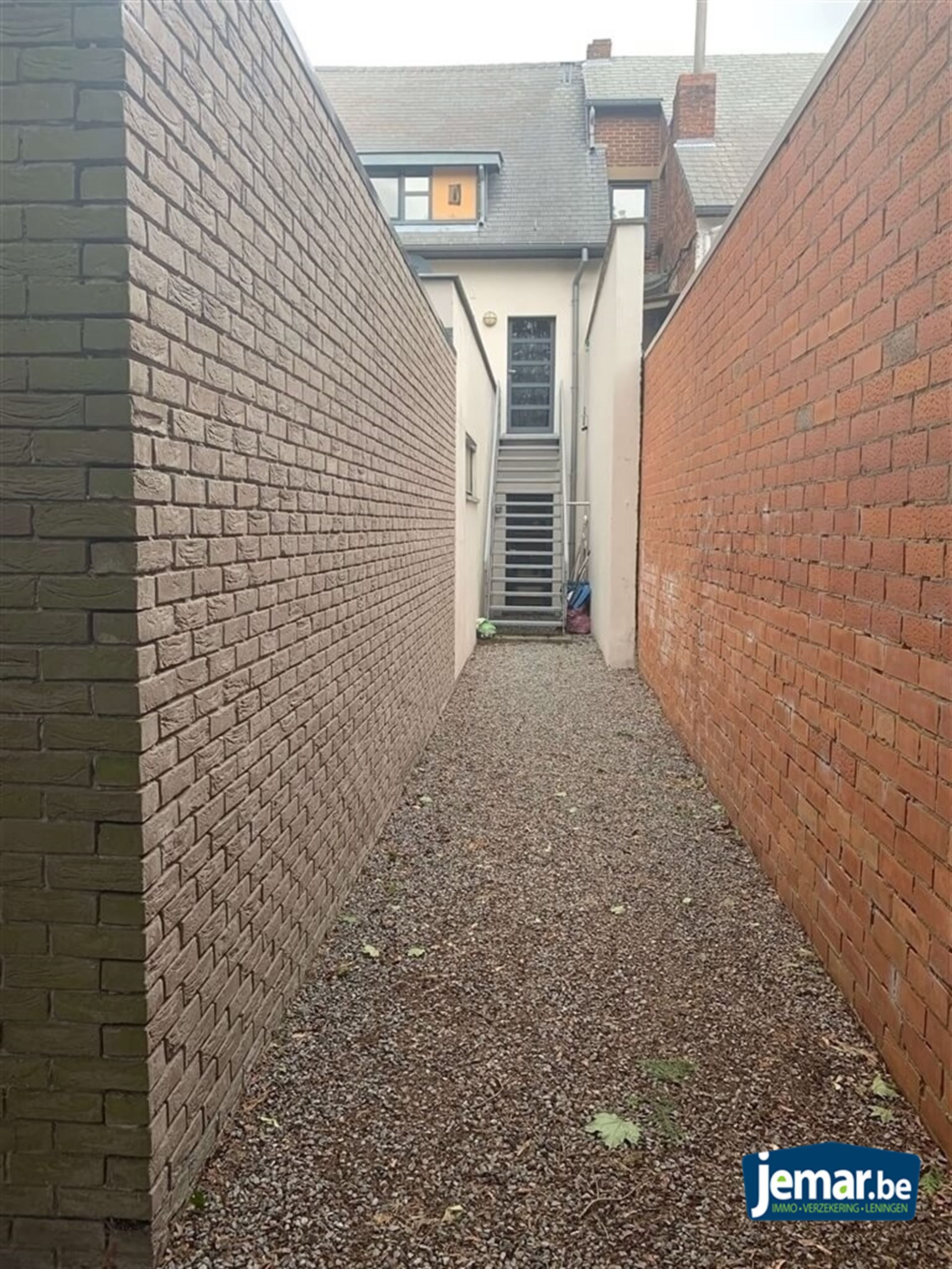 AANDELENOVERDRACHT: Handelspand met appartement foto 14