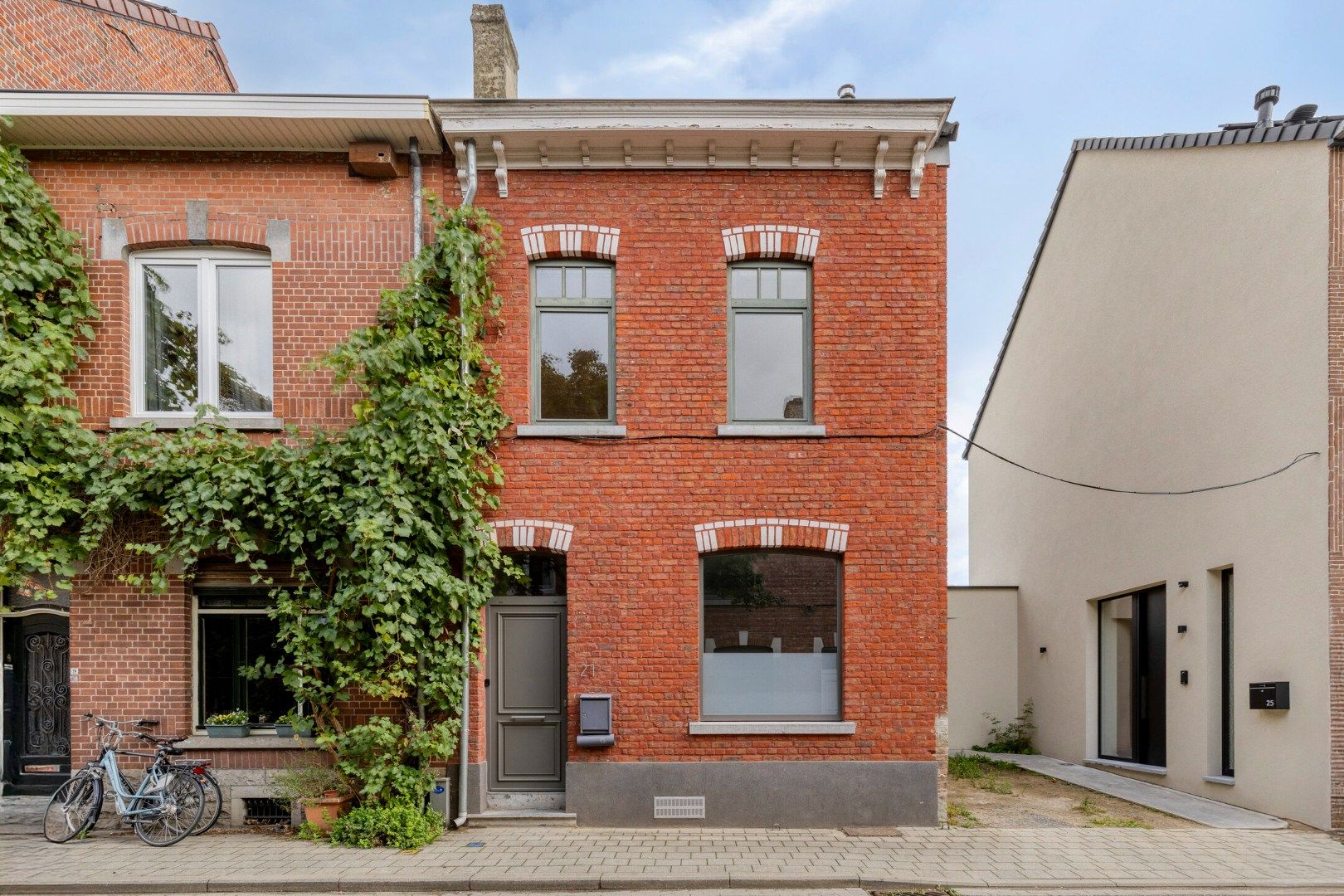 Goed gelegen woning met 3 slaapkamers en 2 badkamers in een rustige straat- bewoonbare oppervlakte 151 m² foto {{pictureIndex}}