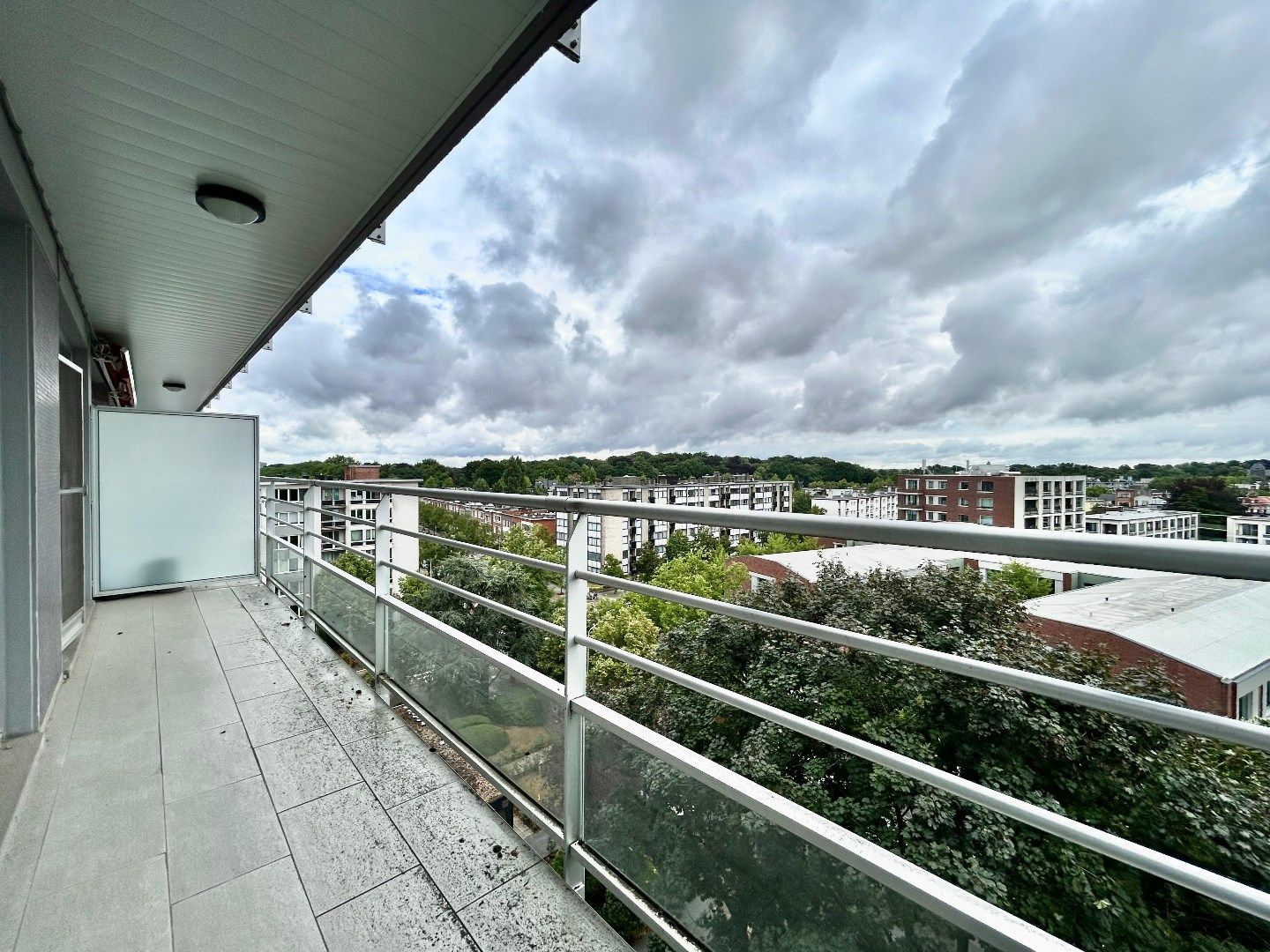 Mooi verzorgd en ruim 2slpk appartement met berging en autostaanplaats foto 9