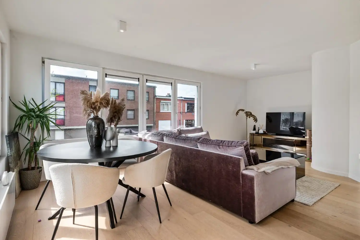 GERENOVEERD APPARTEMENT MET 2 SLAAPKAMERS! foto 2