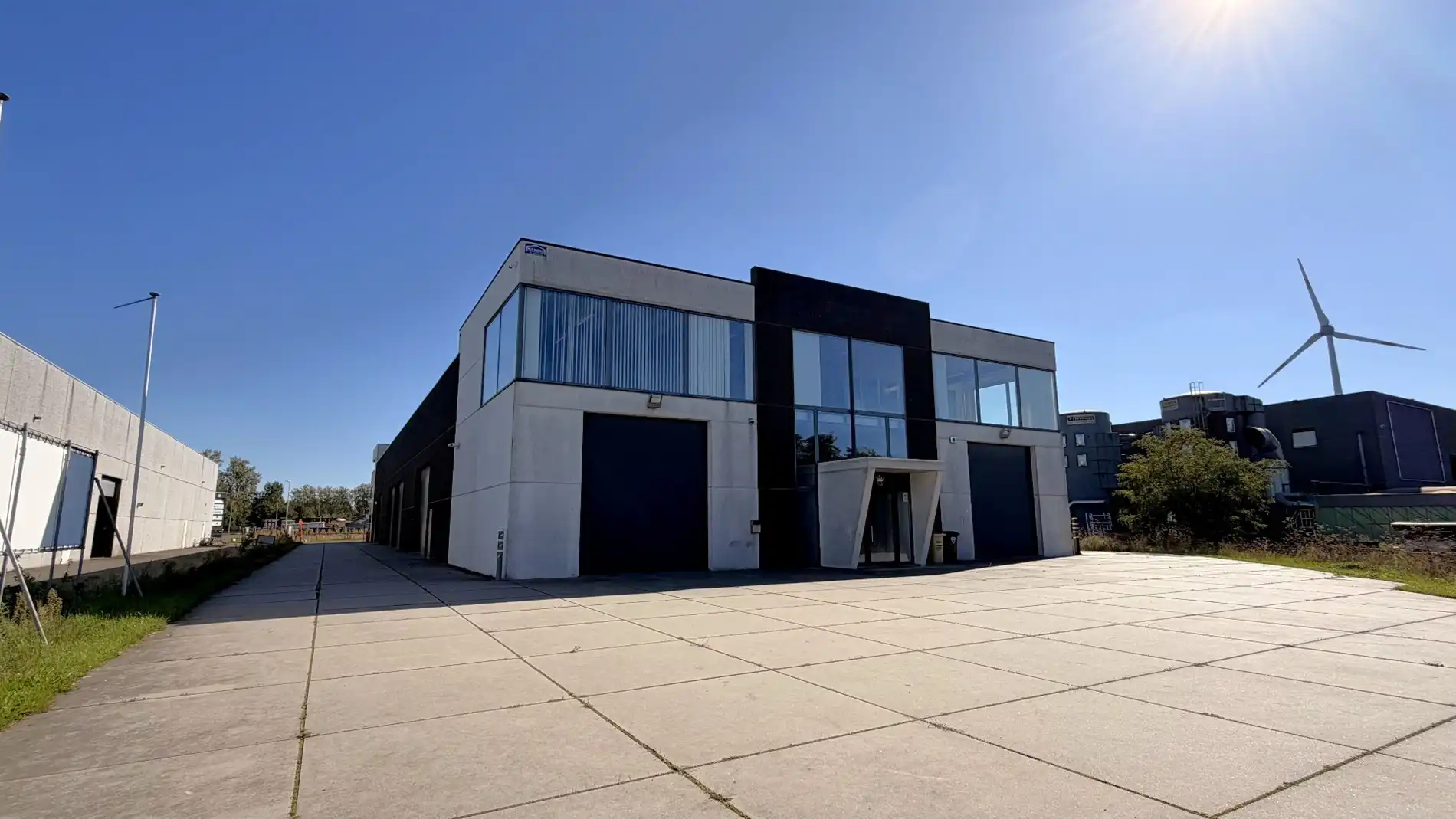 Magazijn met laadkade en kantoren te huur aan E17 in Kruibeke foto {{pictureIndex}}
