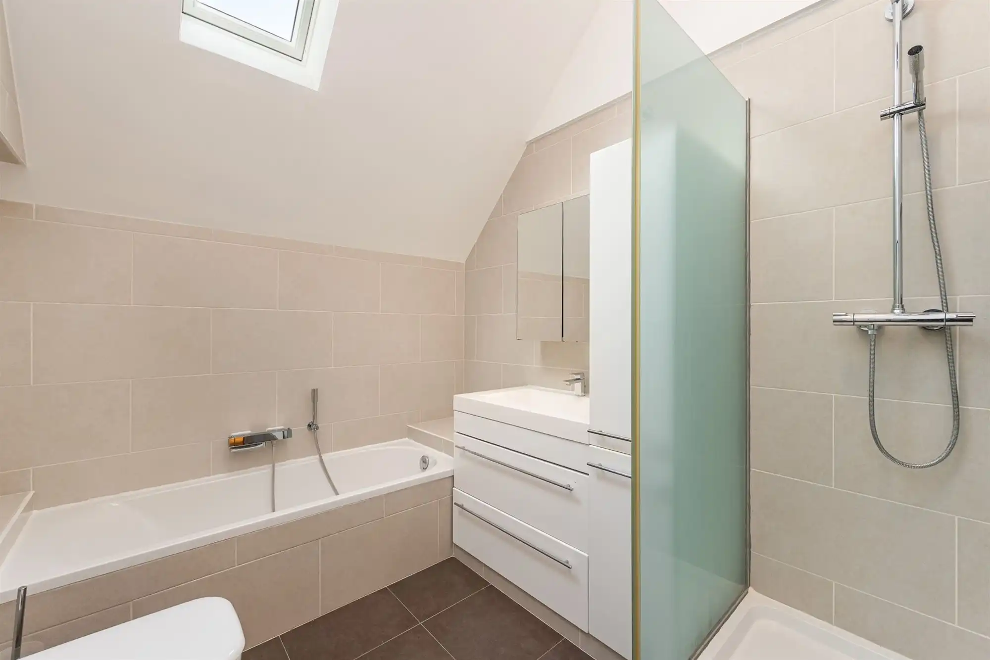 Instapklare open bebouwing met ruime tuin in een groene omgeving foto 20