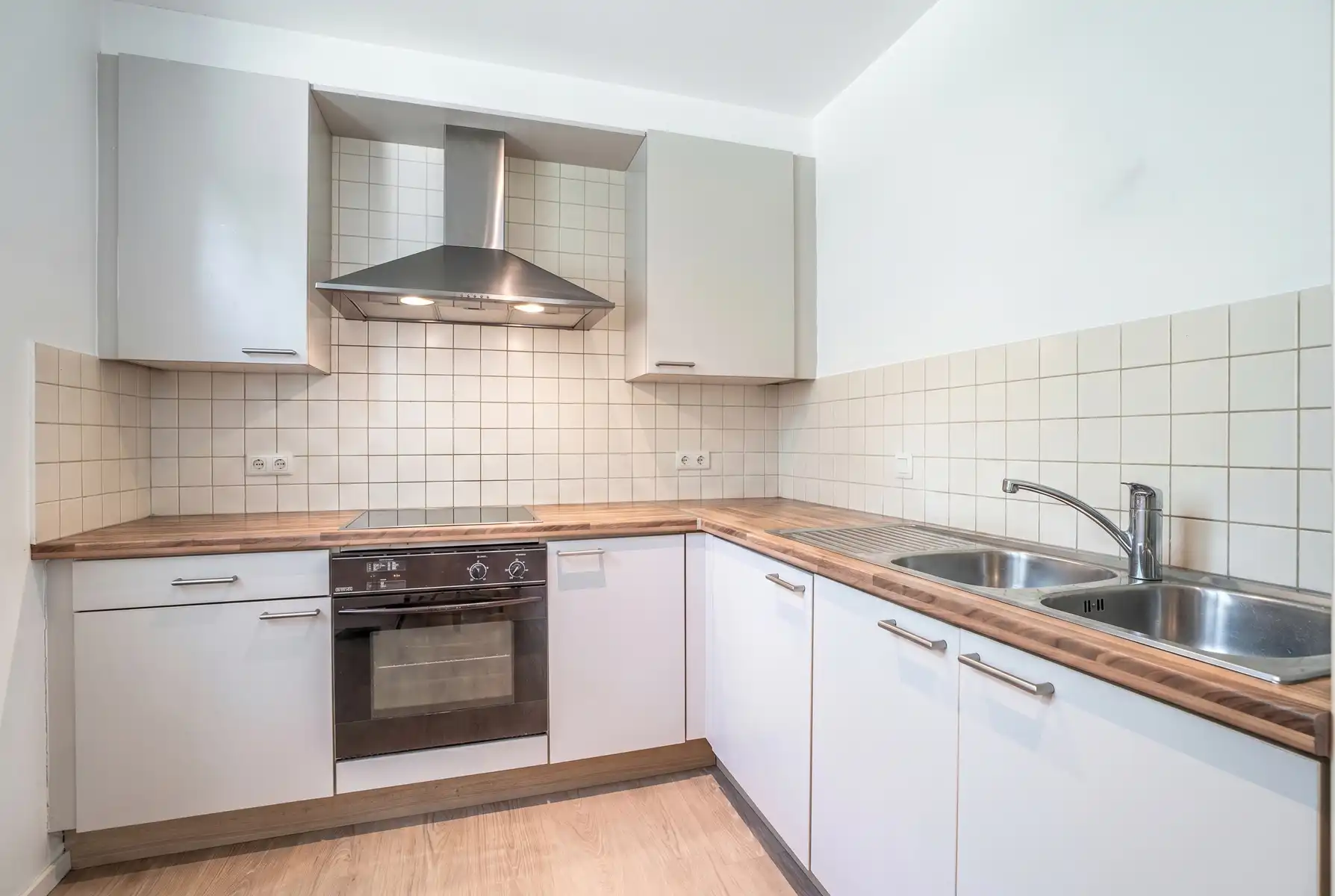 Gelijkvloers erfgoedappartement met tuin in Halle foto 7