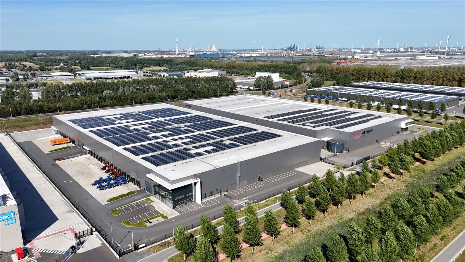 Te huur magazijn, kantoren en verhard terrein in Logistiek Park Waasland foto {{pictureIndex}}