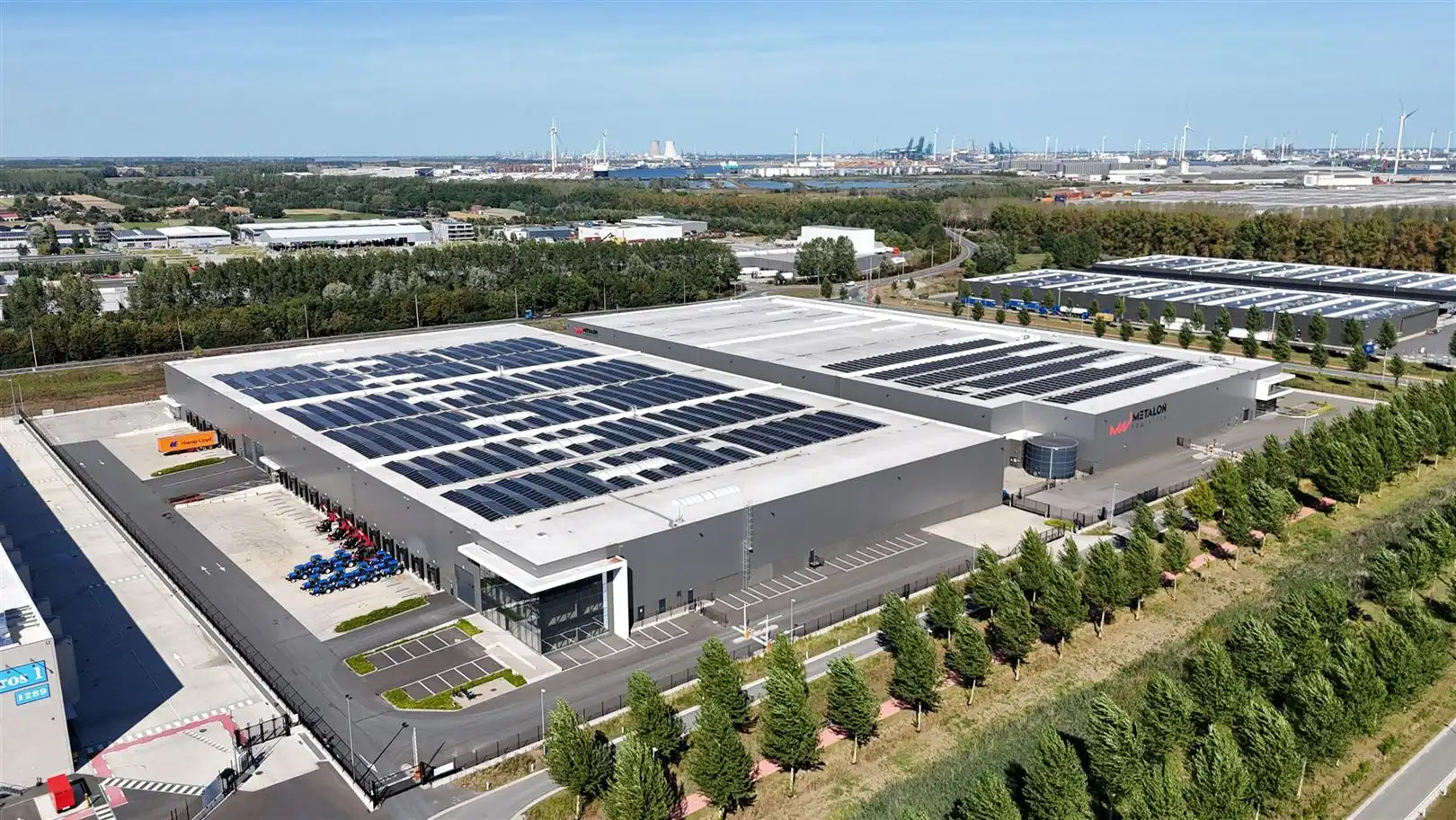 Te huur magazijn, kantoren en verhard terrein in Logistiek Park Waasland foto {{pictureIndex}}