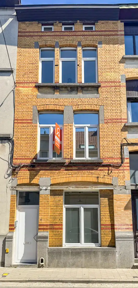 Praktische rijwoning met 3 ruime slaapkamers op zeer gunstige ligging! foto {{pictureIndex}}