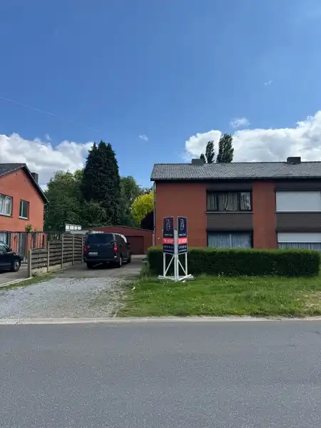 Hoofdfoto van de publicatie: Halfopen gezinswoning met 3 slaapkamers en een grote tuin.