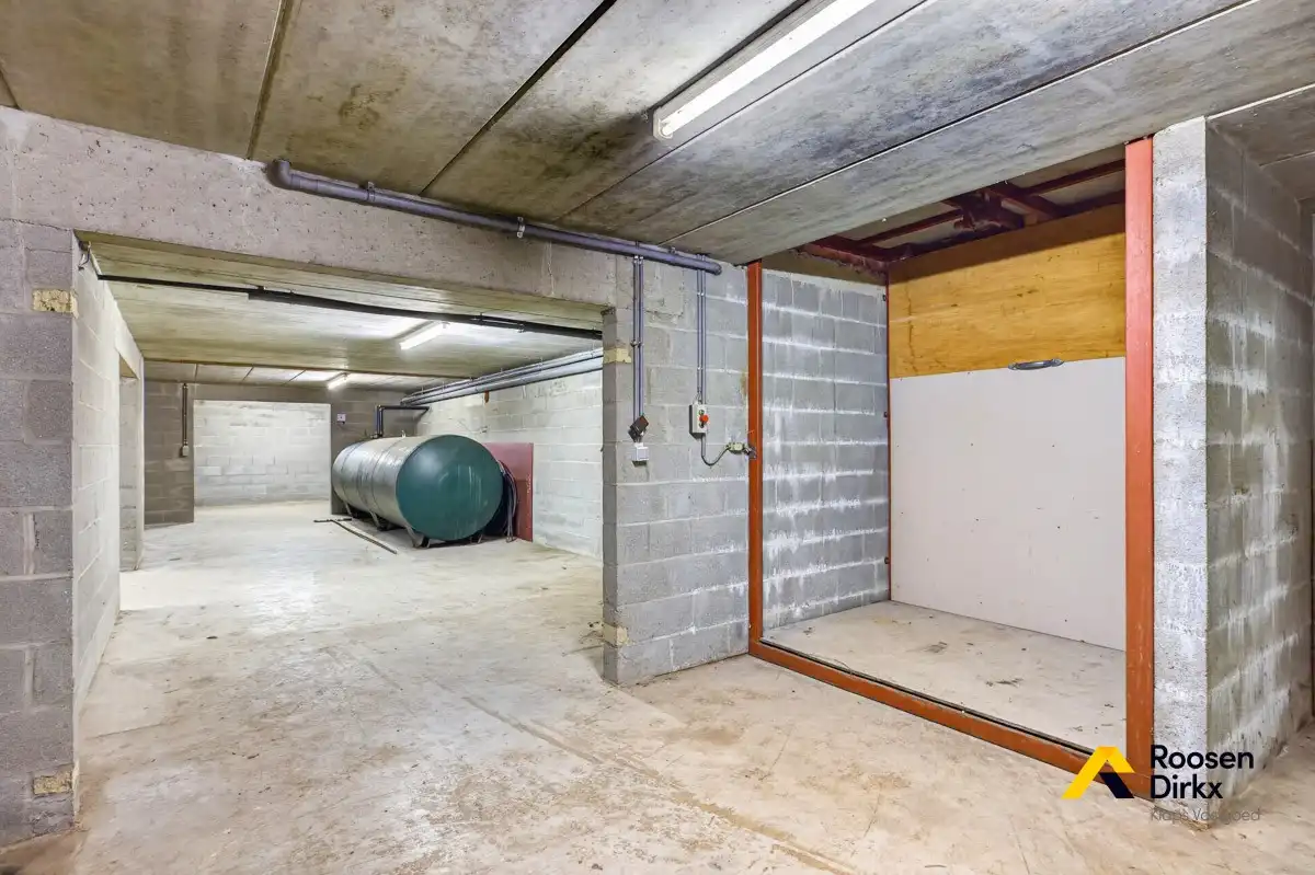 Vrijstaande en degelijke gezinswoning met 300m² bewoonbare oppervlakte en mogelijk 5 slaapkamers op perceel van 974m² foto 24