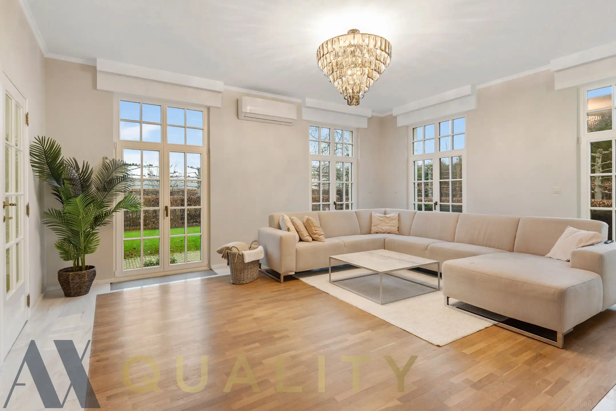 Unieke volledig gerenoveerde Villa met 5 slaapkamers, 2 badkamers, garage, groot terras, ruime tuin, zwembad, fitnessruimte en oprit op een terrein van 16 are 80 ca foto 7
