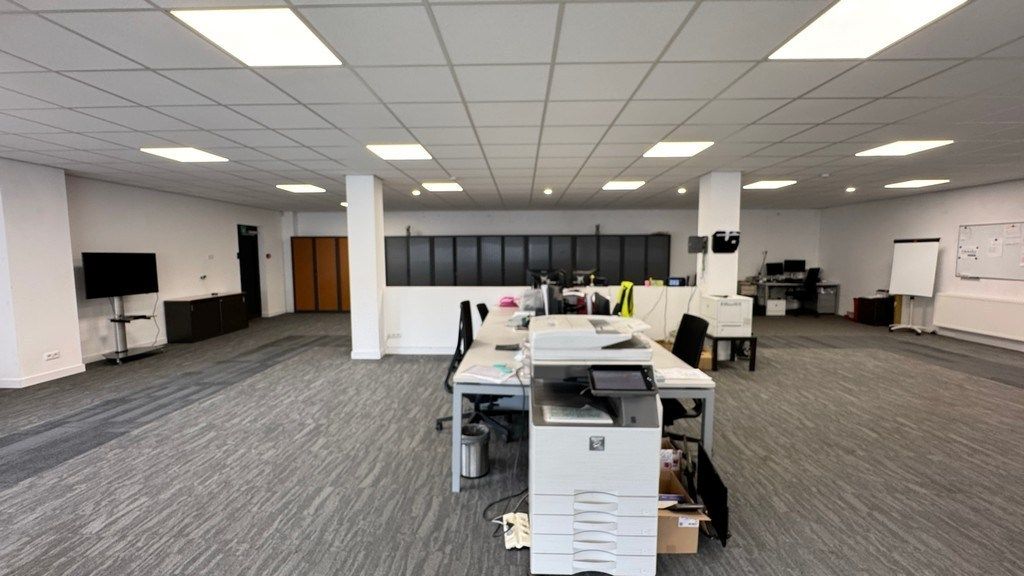 Magazijn met laadkades en kantoor te huur in Malle foto 10