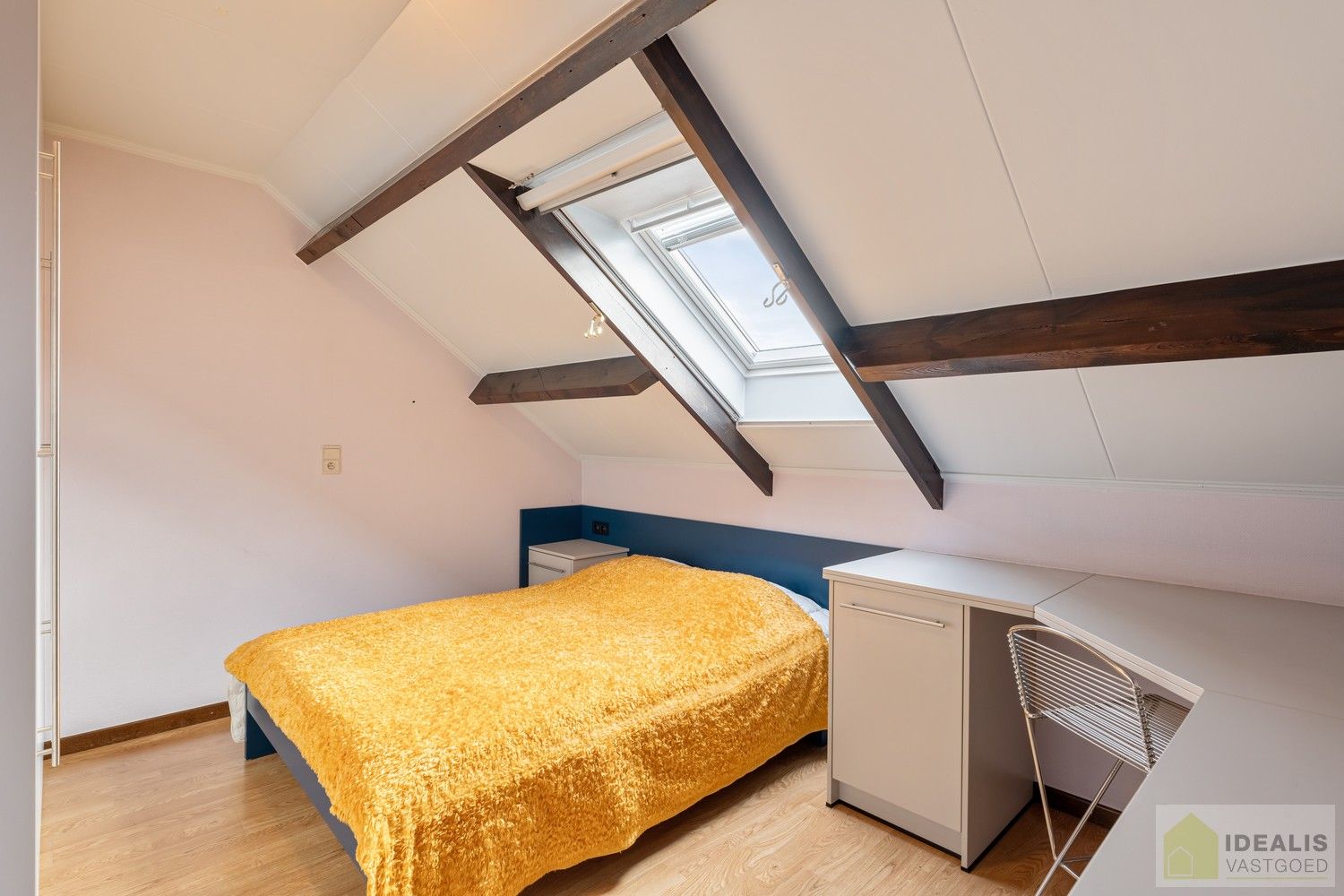 RUIME, INSTAPKLARE EN ENERGETISCH AANGEPASTE WONING VOORZIEN VAN 15 ZONNEPANELEN EN ZONNEBOILER. RIANTE WOONKAMER, KNAPPE KEUKEN, APART BUREEL, APARTE HOBBYRUIMTE, FIJNE WASPLAATS, 4 SLAAPKAMERS, 2 BADKAMERS EN INPANDIGE GARAGE! foto 35