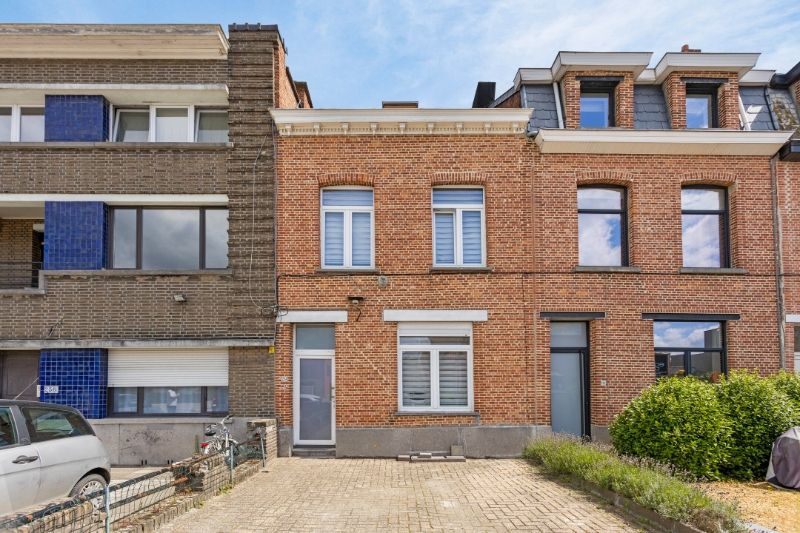 Instapklare rijwoning Mechelen met 4 slaapkamers, tuin met achteruitgang en oprit! foto {{pictureIndex}}