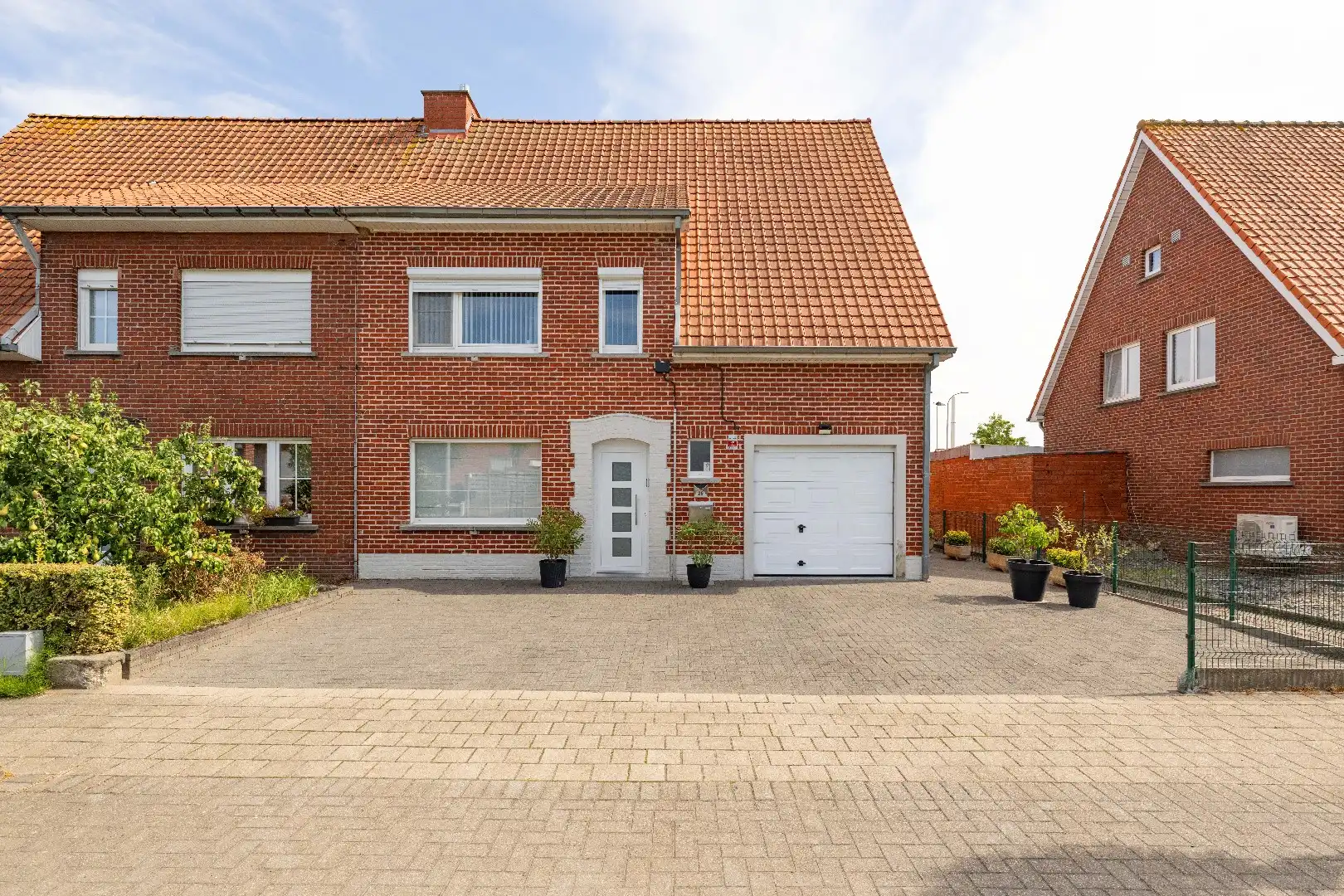 VERRASSEND RUIME, INSTAPKLARE WONING MET 2 GARAGES TE PITTEM foto 25