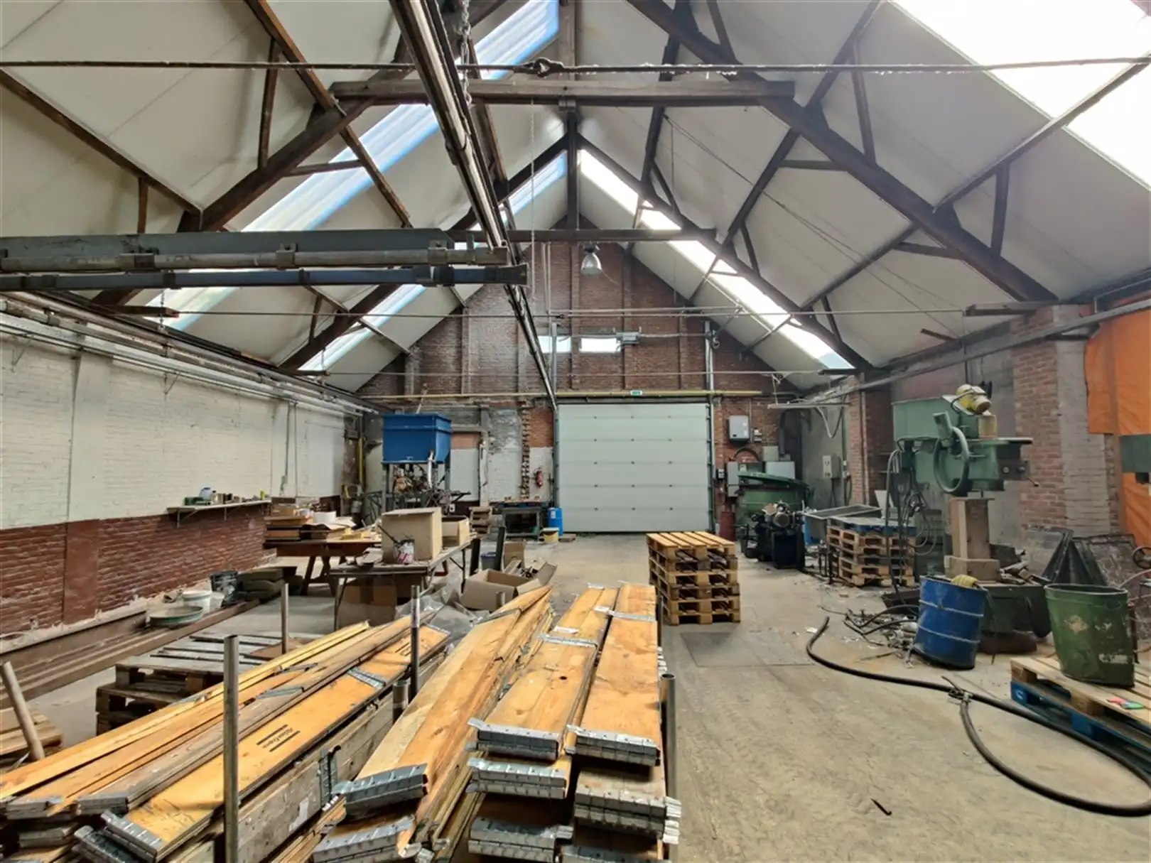 Magazijn met rolbrog en inpandig kantoor foto 5