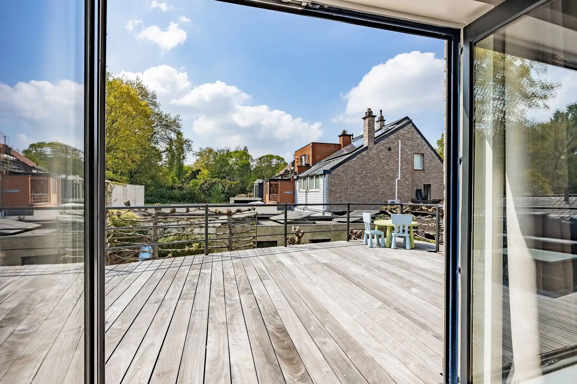 Instapklare en ruime gezinswoning met 5 slaapkamers, zonnige tuin en extra praktijk-/kantoorruimte op topligging te Aalst  foto 21