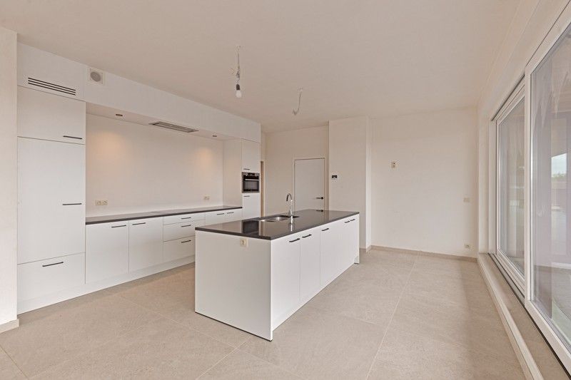 Luxueus appartement met ruime garage in hartje Sint-Baafs-Vijve TE HUUR! foto 10