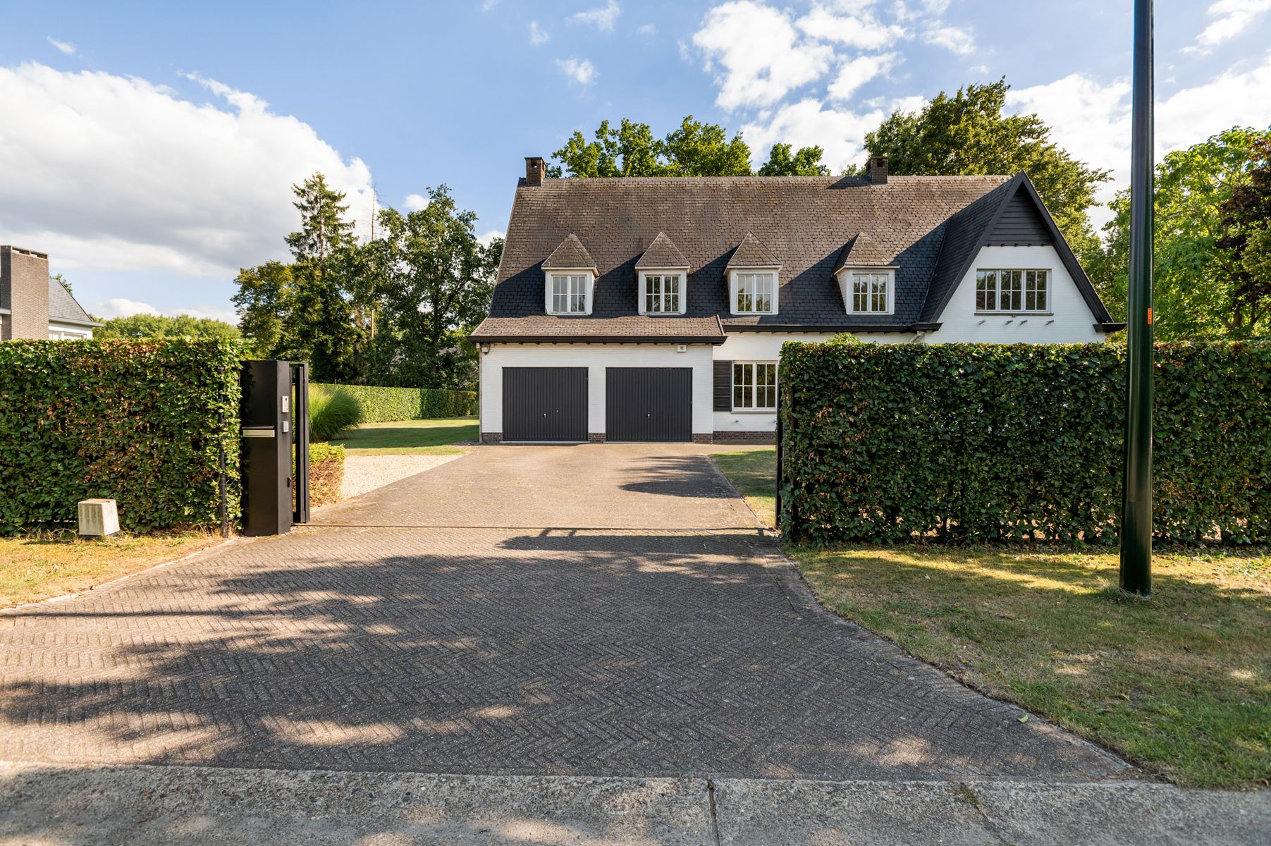 Hoofdfoto van de publicatie: Ruime klassieke villa met zuid-tuin op toplocatie !