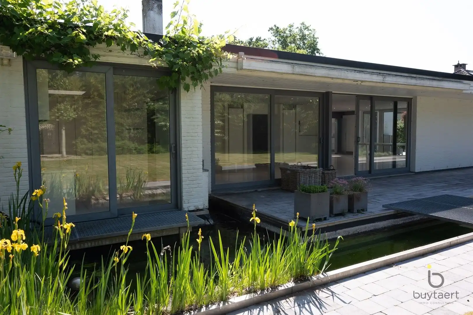 Te renoveren zonovergoten gelijkvloers 70’s woning met prachtige tuin en tal van mogelijkheden! foto 39