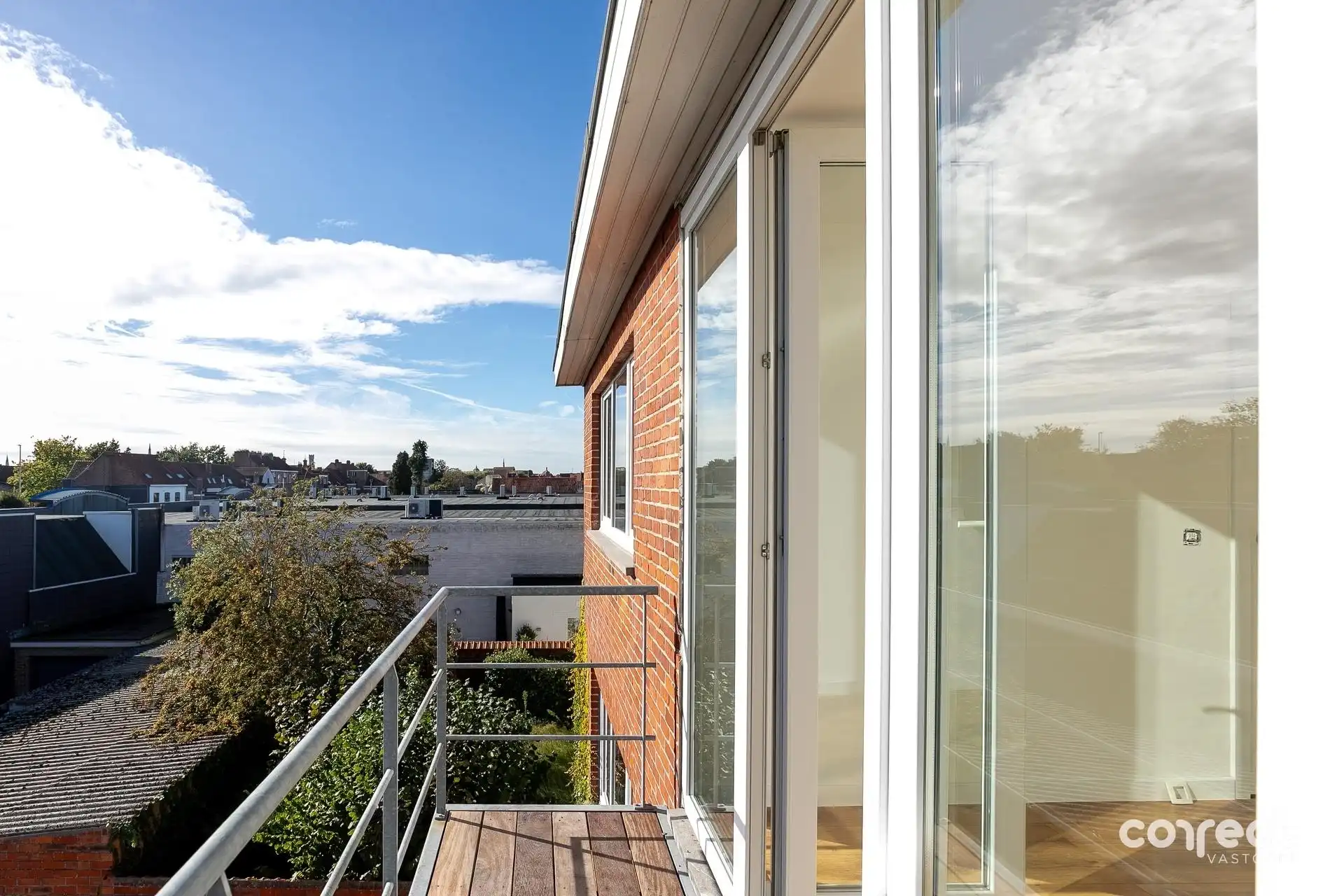 Volledig gerenoveerd appartement met 2 slaapkamers, dressing/slaapkamer en zonnig terras. foto 13