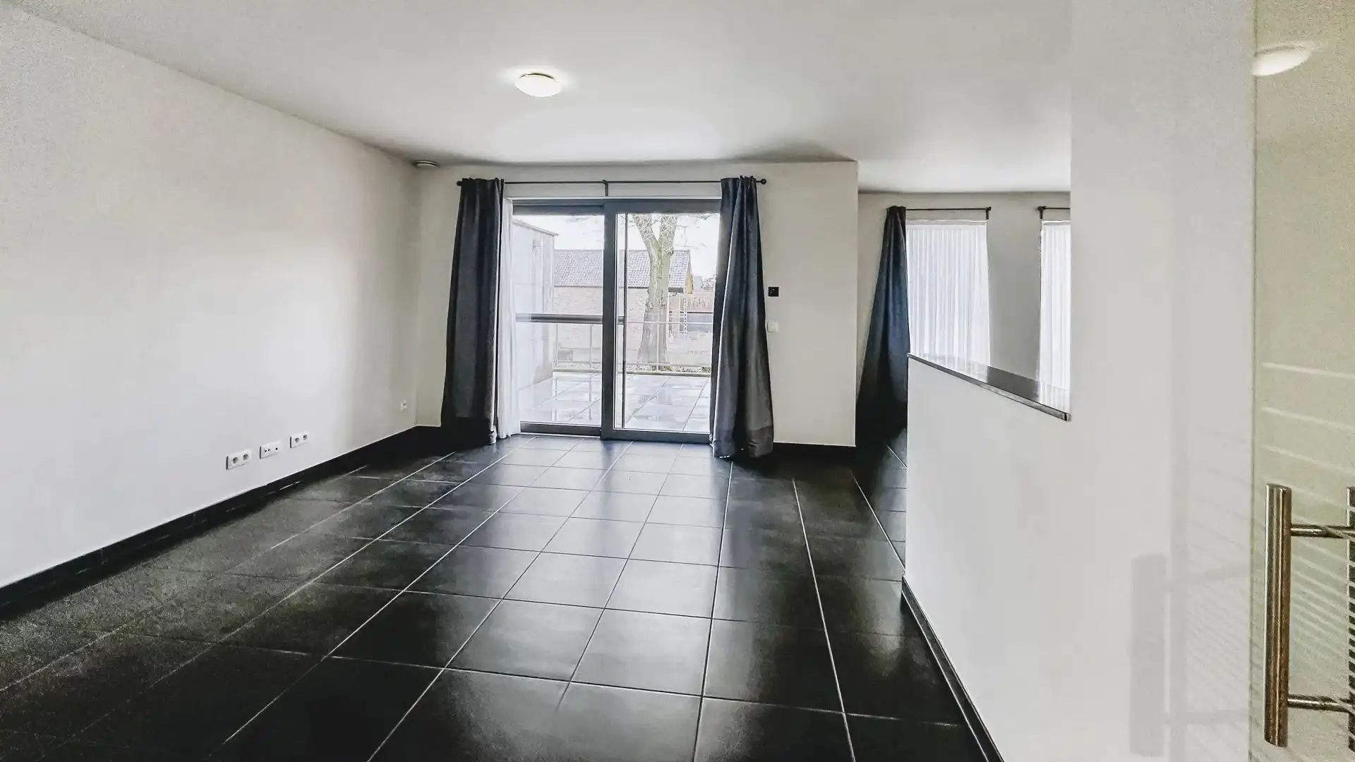 Zeer ruim instapklaar appartement met open uitzicht – 2 slpk – groot terras – garagebox + berging foto 13