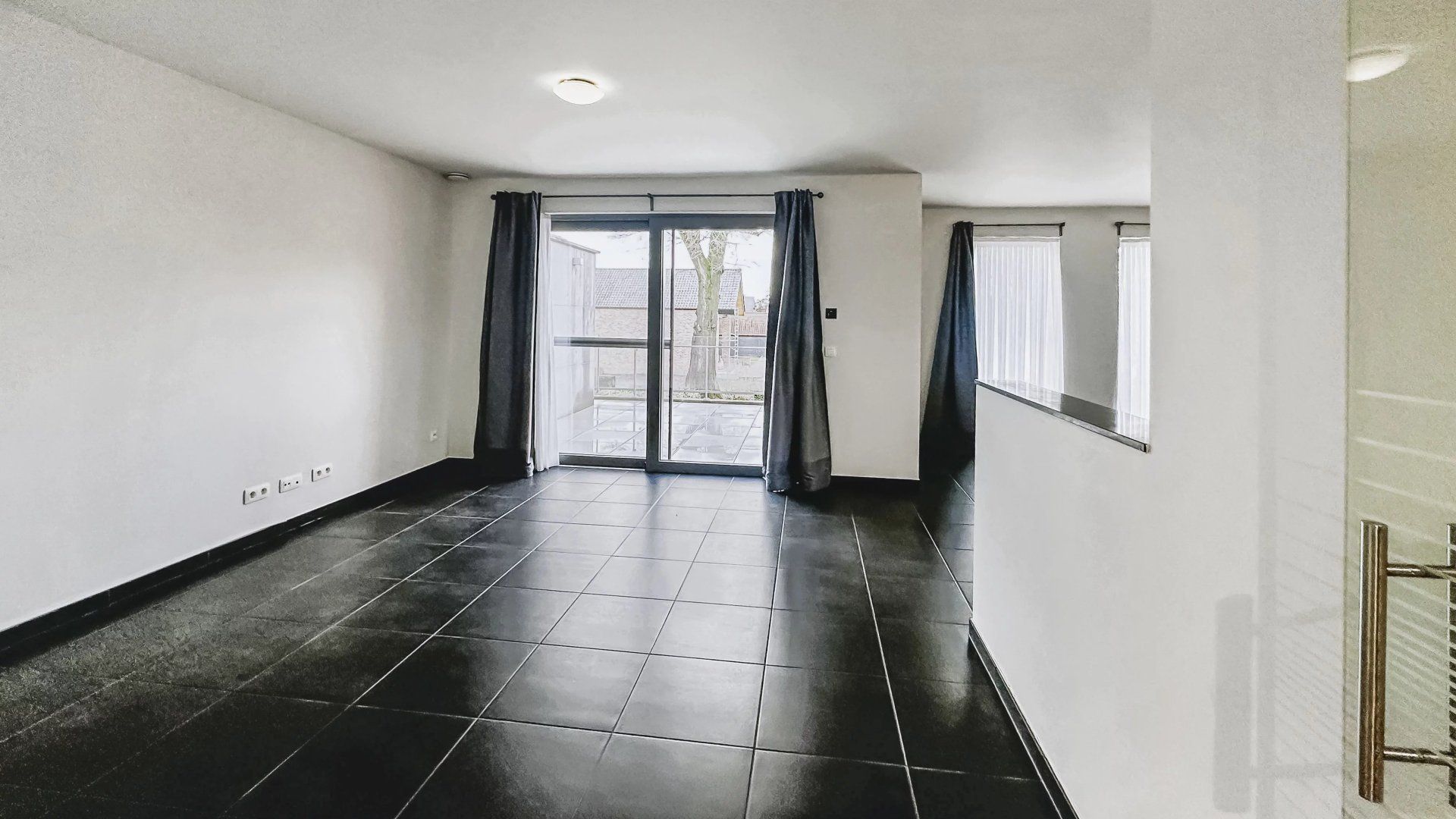 Zeer ruim instapklaar appartement met open uitzicht – 2 slpk – groot terras – garagebox + berging foto 13