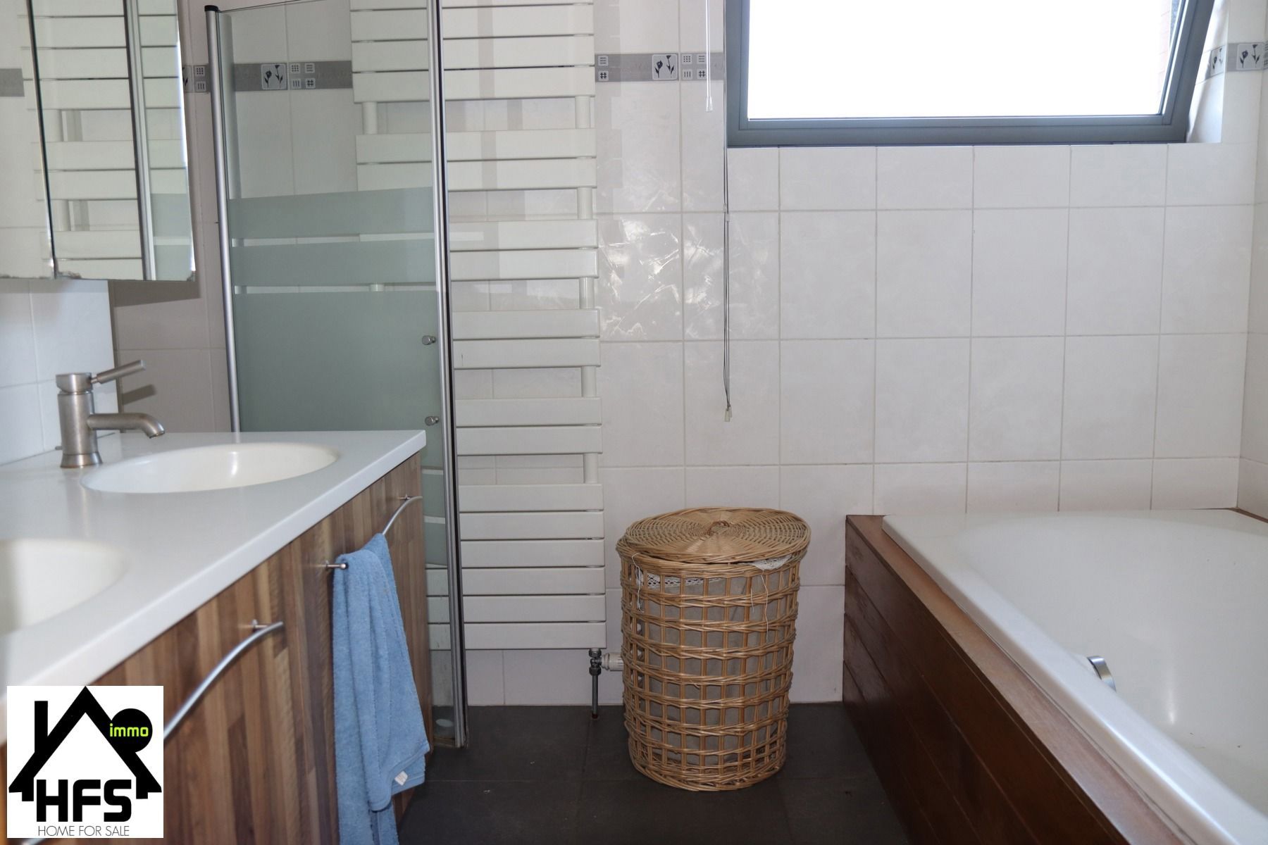 Ruime op te frissen villa met zicht op de weides met tof bijgebouw foto 12