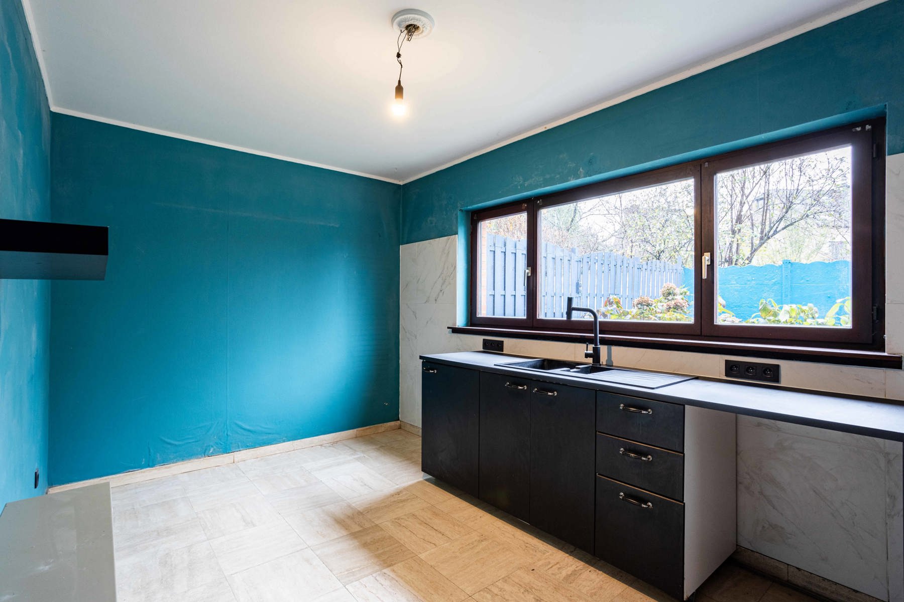 Gesloten bebouwing met garage en drie slaapkamers.  foto 5