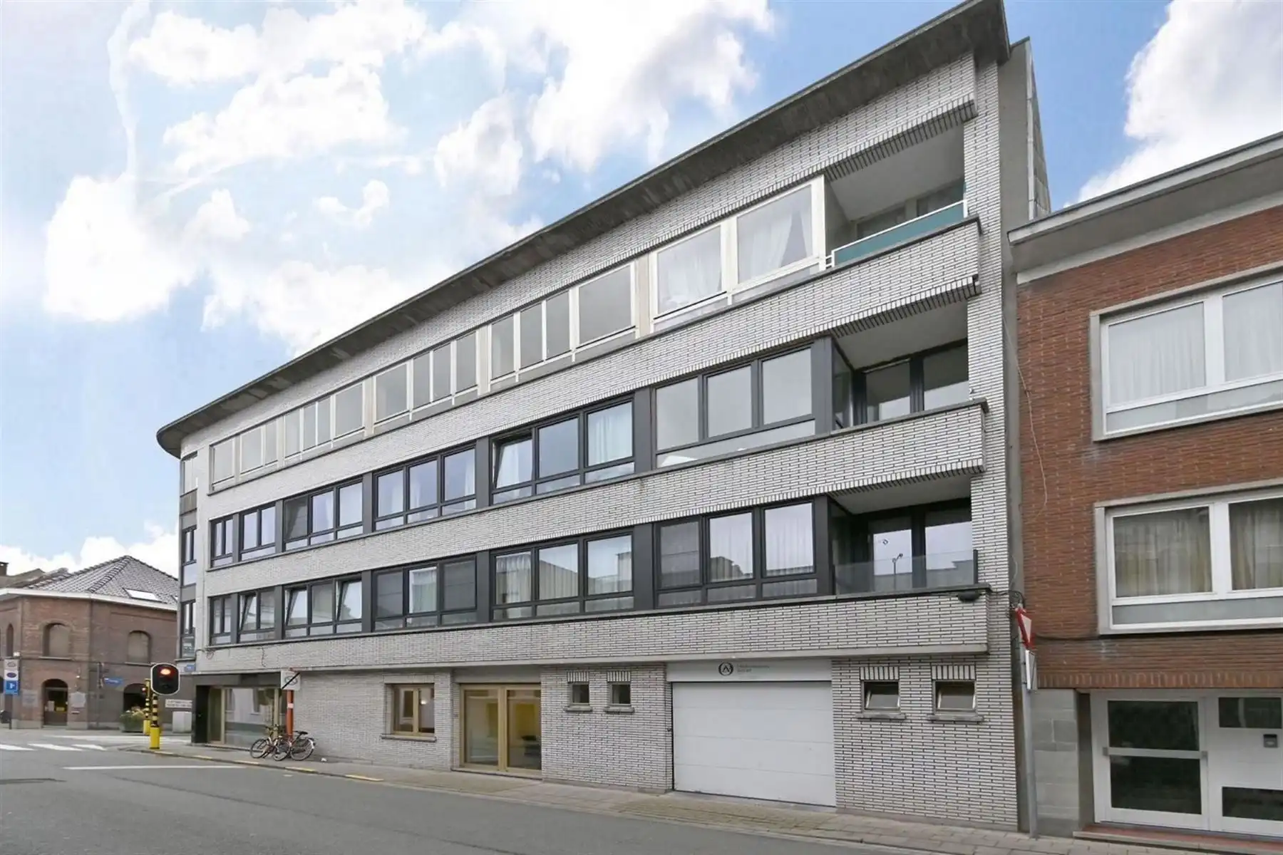 Modern, gerenoveerd kantoor met ruime garage foto 14