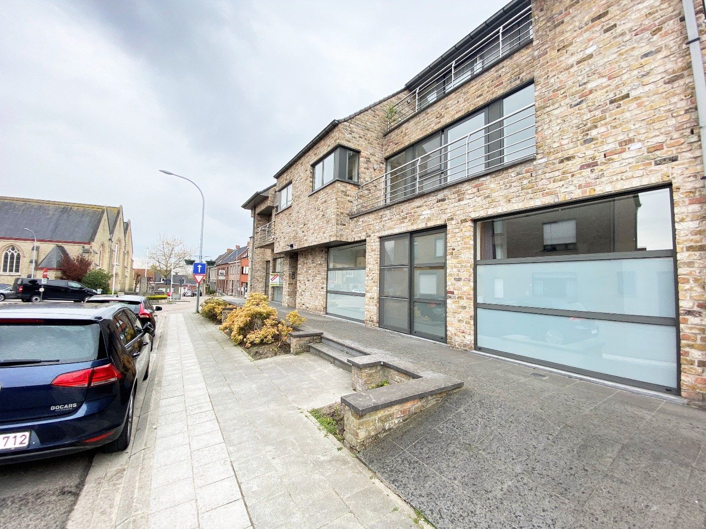 INSTAPKLAAR GELIJKVLOERS APPARTEMENT MET 2 SLAAPKAMERS EN STAANPLAATS!!!! foto {{pictureIndex}}