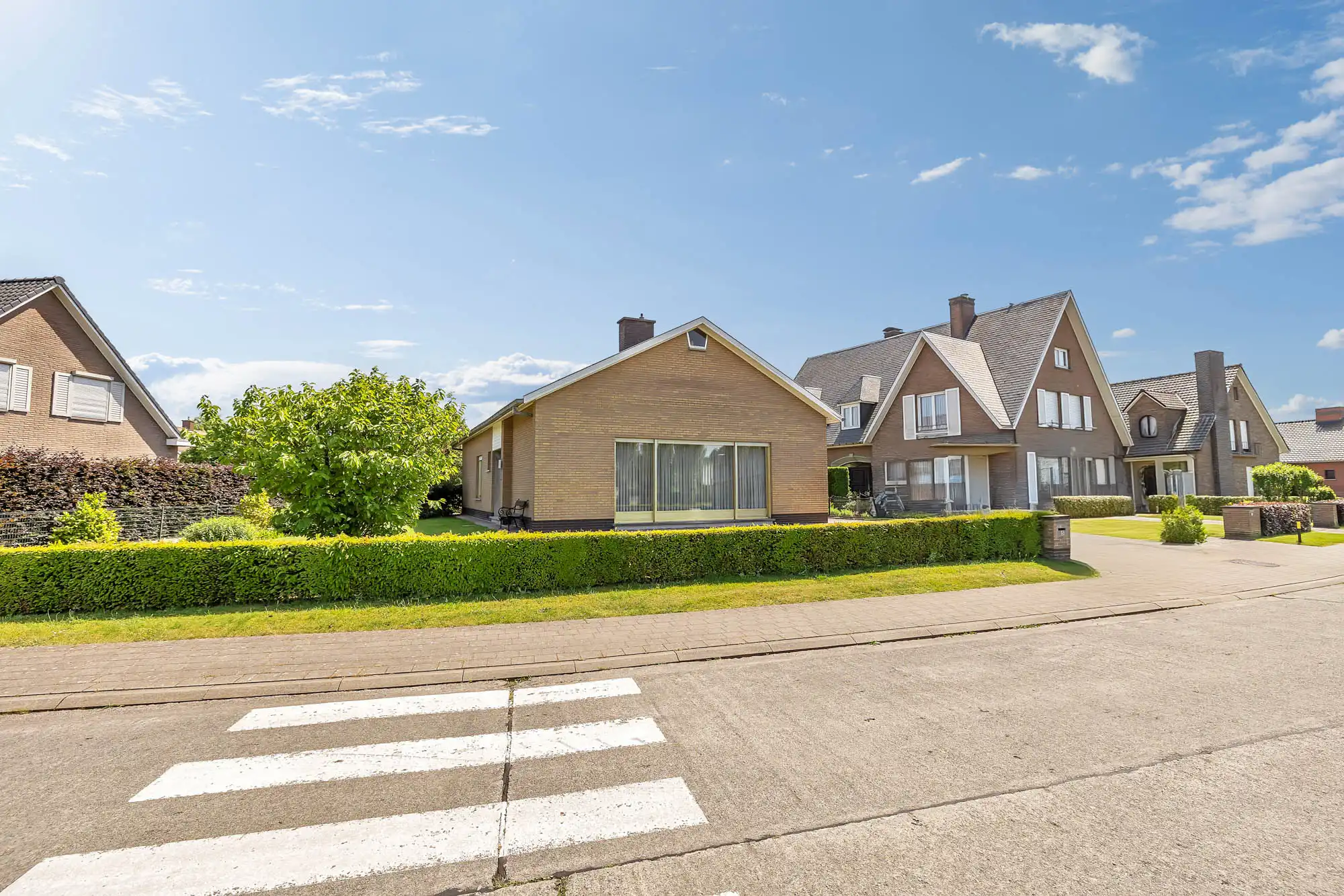 Te renoveren bungalow met zonnige tuin op toplocatie foto 2