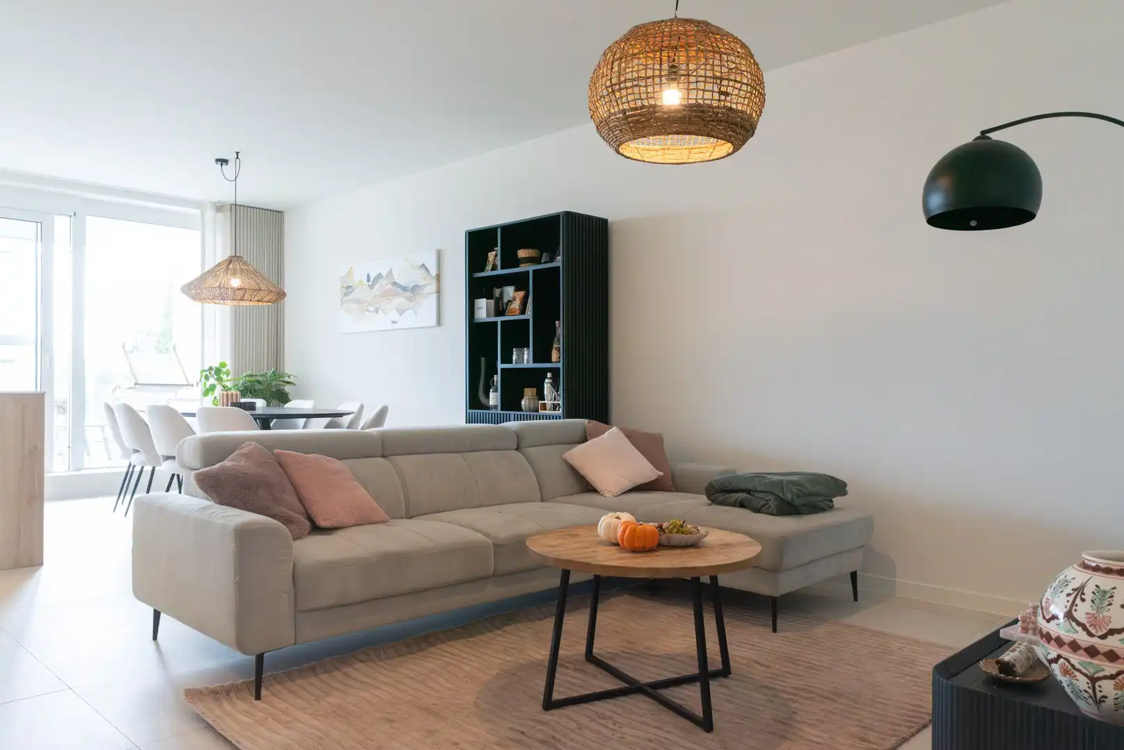 Stijlvol en energiezuinig nieuwbouwappartement met 2 slaapkamers en ruim overdekt terras, op wandelafstand van het centrum van Sint-Truiden. foto 3