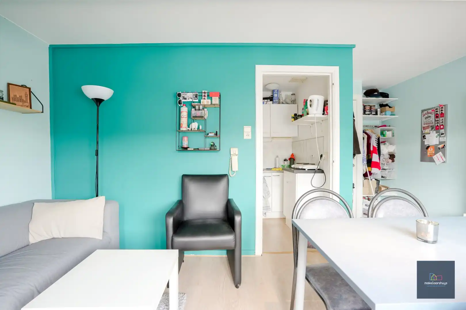 Ruime studio met afzonderlijke slaapplaats.  foto 6