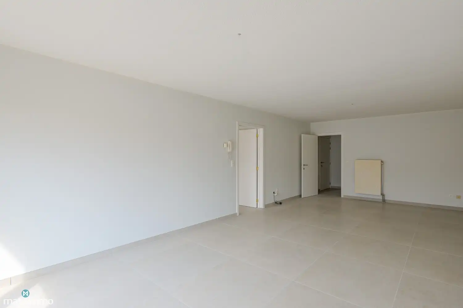 INSTAPKLAAR GELIJKVLOERS APPARTEMENT MET 2 SLAAPKAMERS, BERGING EN AUTOSTAANPLAATS NABIJ HET CENTRUM VAN BILZEN foto 4