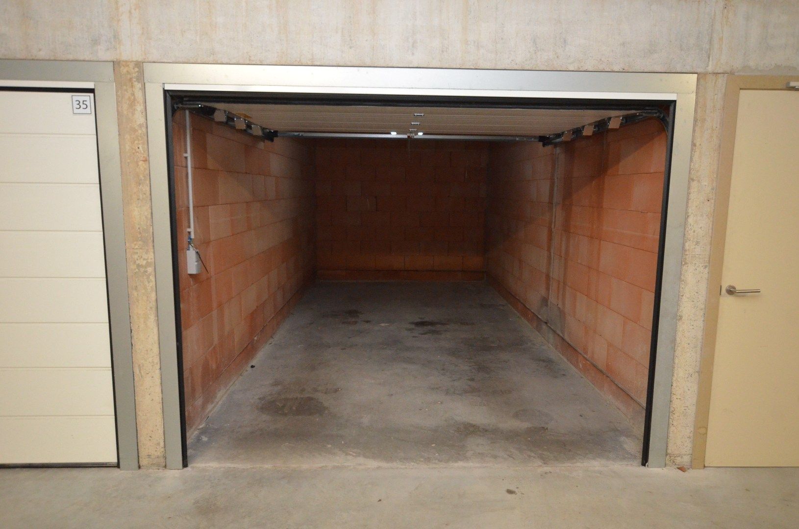 Ruime garagebox foto 3