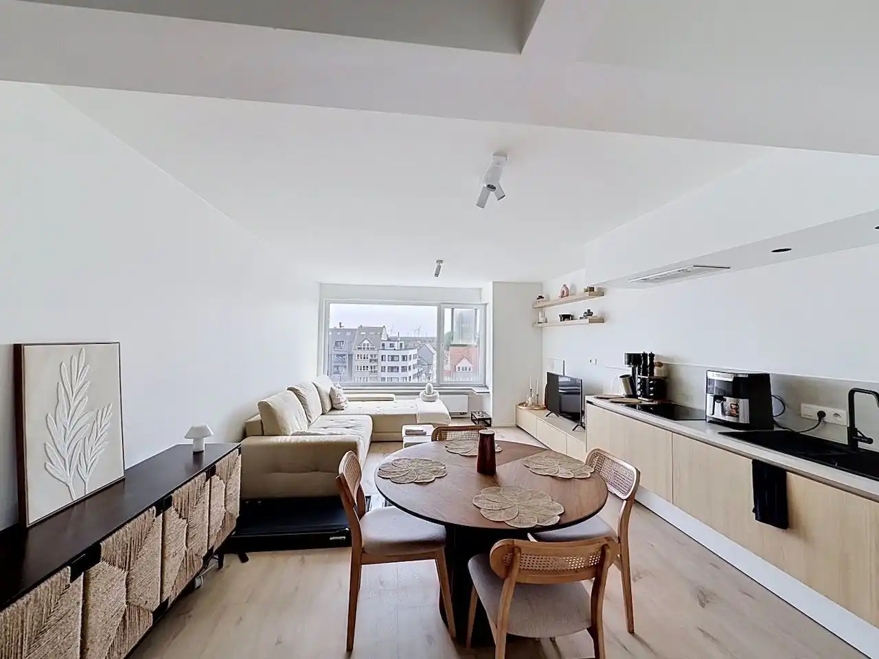 Compleet en smaakvol gerenoveerd één slaapkamer appartement met open zicht op de Graaf d'Ursellaan foto 5