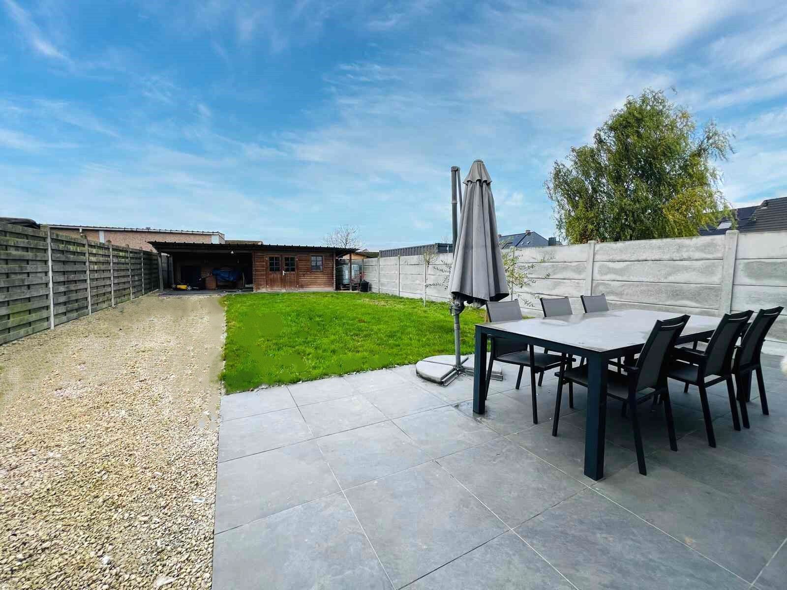 Deze instapklare halfopen woning uit 2014 ligt in een rustige en landelijke straat in Lierde.  foto 4