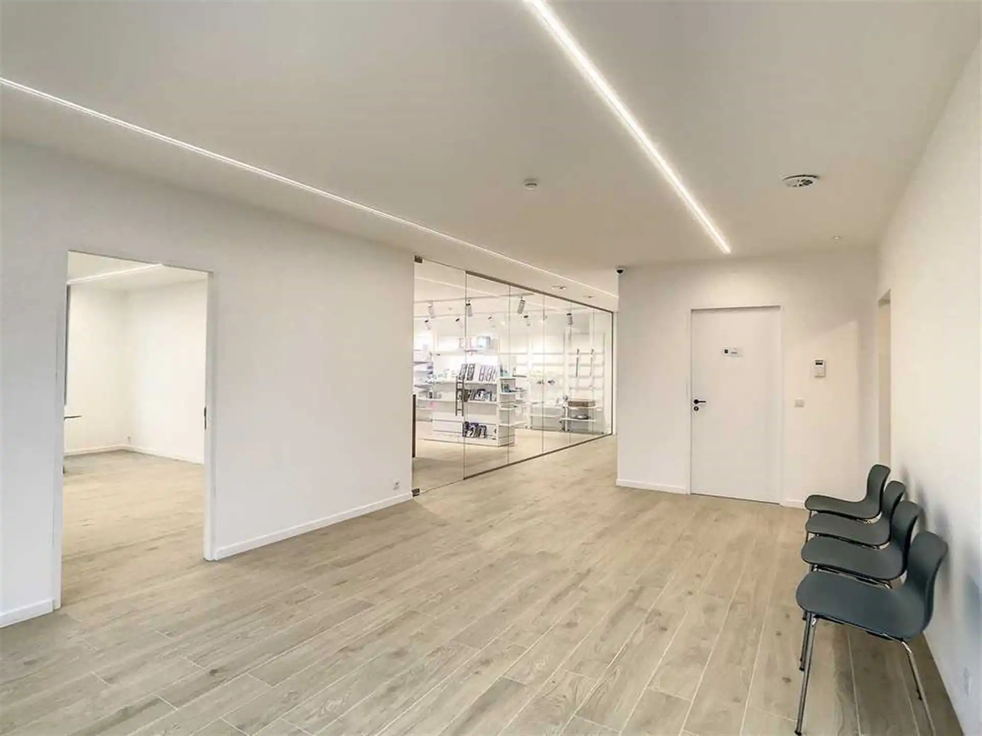 Moderne en lichtrijke praktijkruimte in nieuw gebouw foto 5