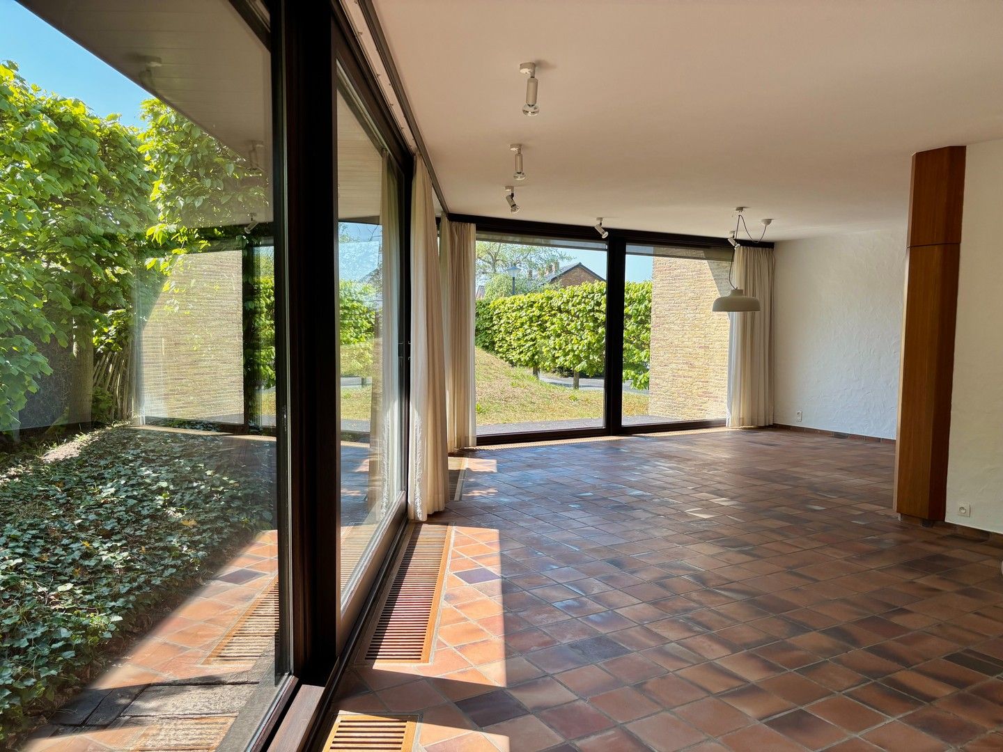 Bijzondere modernistische Villa te huur residentieel gelegen foto 2
