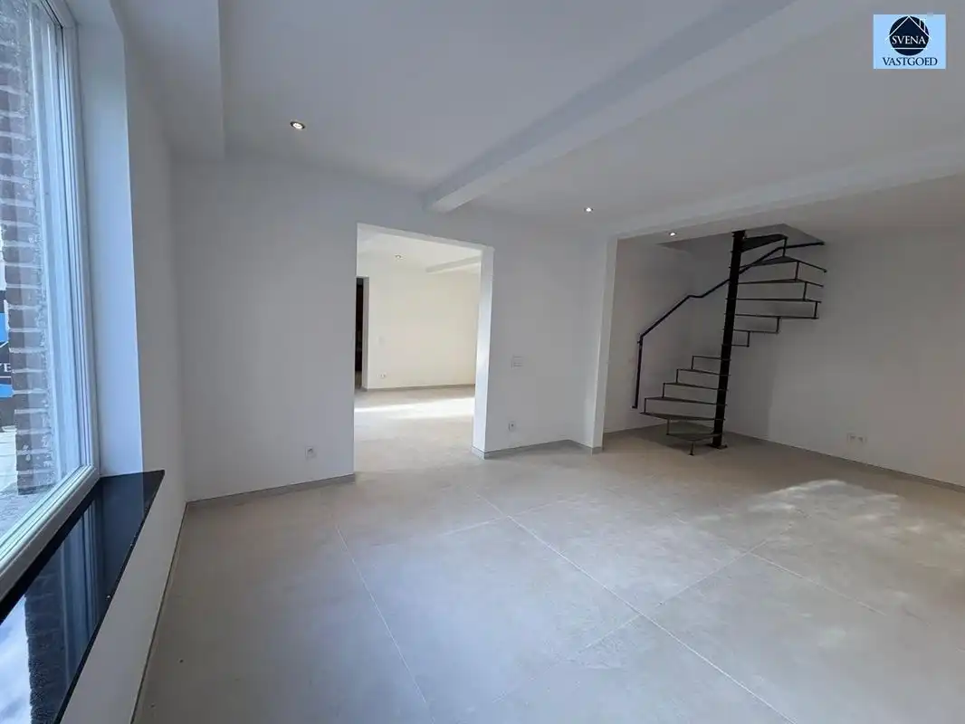 ZEER RUIME WONING MET 4 SLAAPKAMERS EN 2 GARAGES foto 12