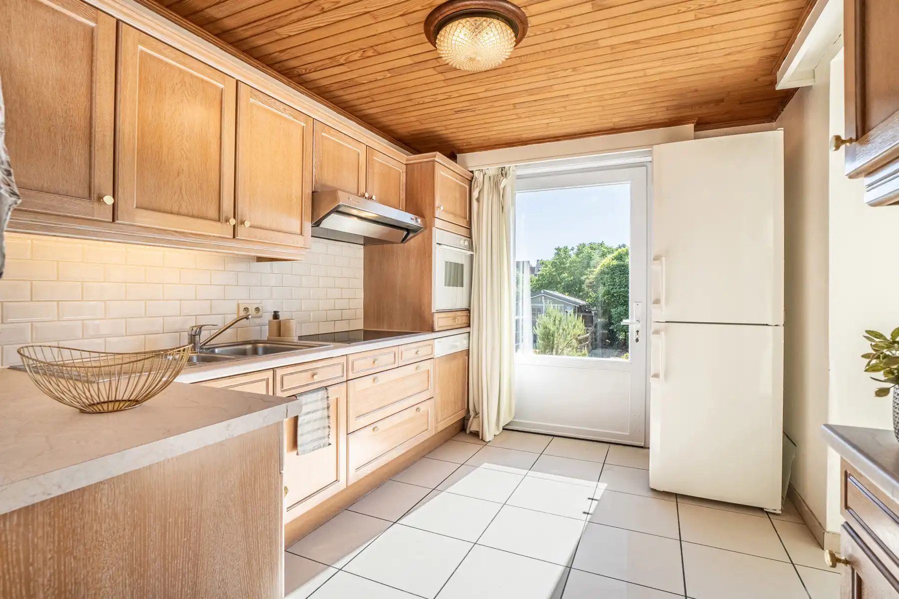 Halfopen woning met tuin, garage en oprit foto 7