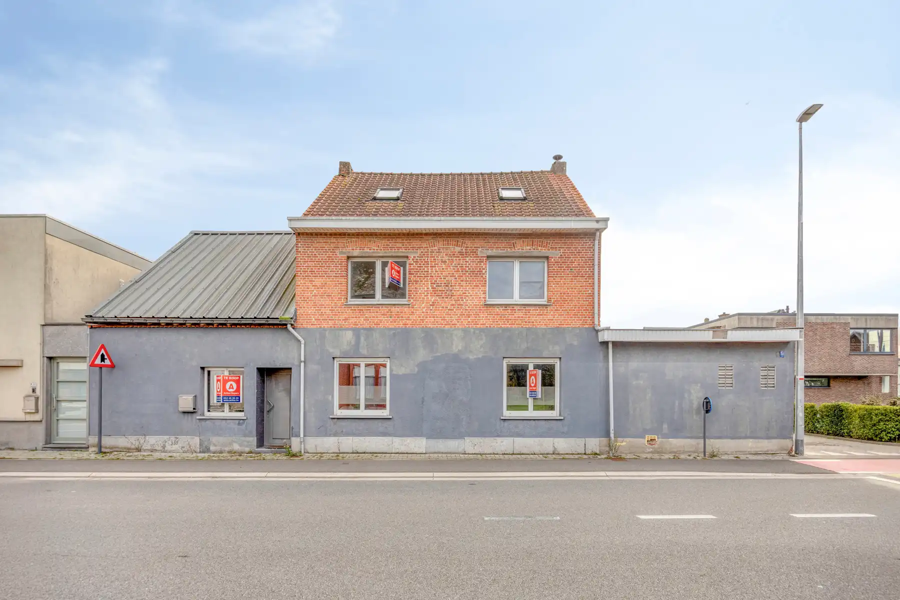 Ruime woning met 4 slaapkamers en loods  foto {{pictureIndex}}