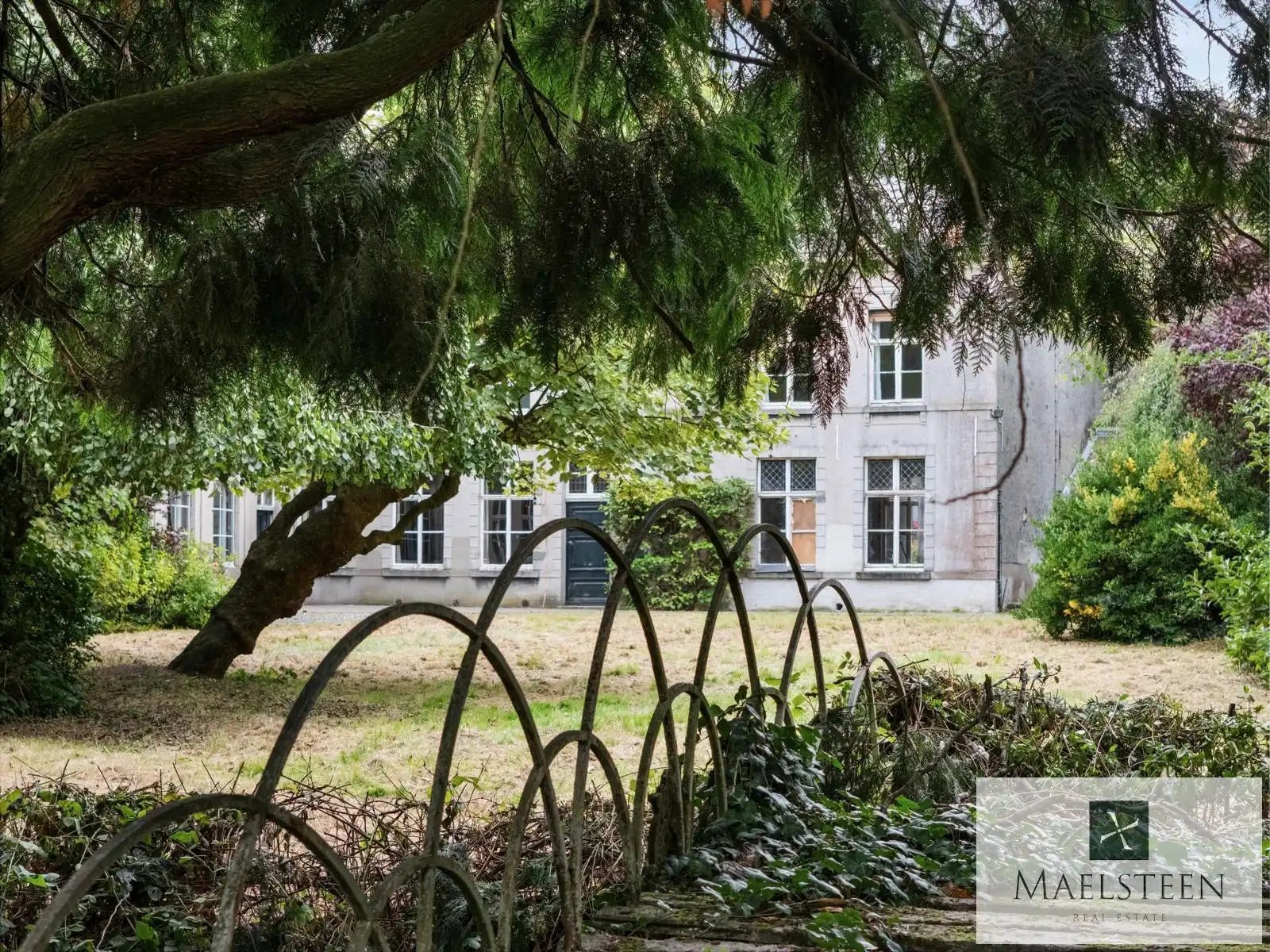 Historisch herenhuis op 3.611m2 in centrum Ruiselede foto 12